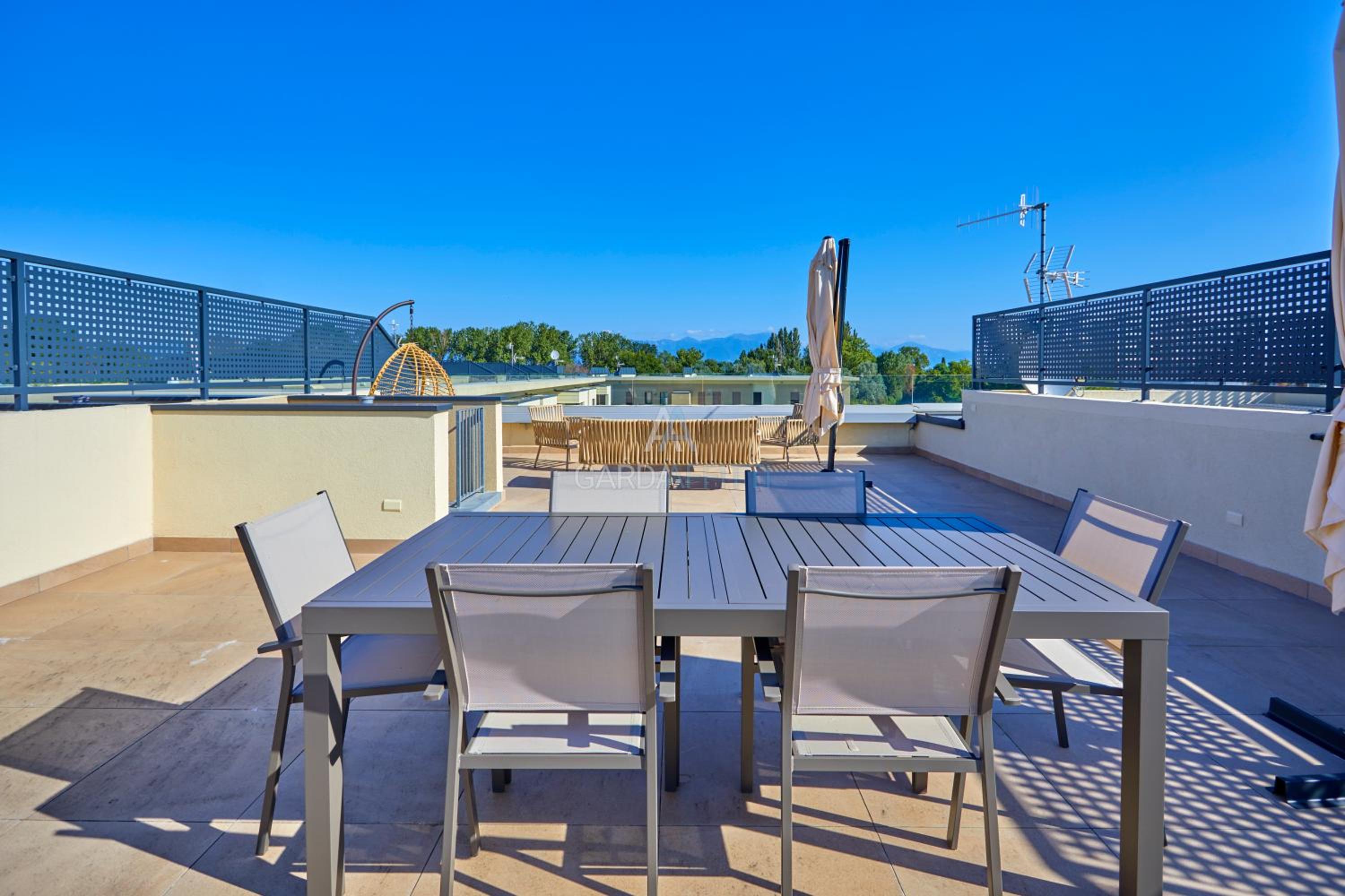 Queen Loft - Attico Moderno con Solarium Privato e Vista Piscina