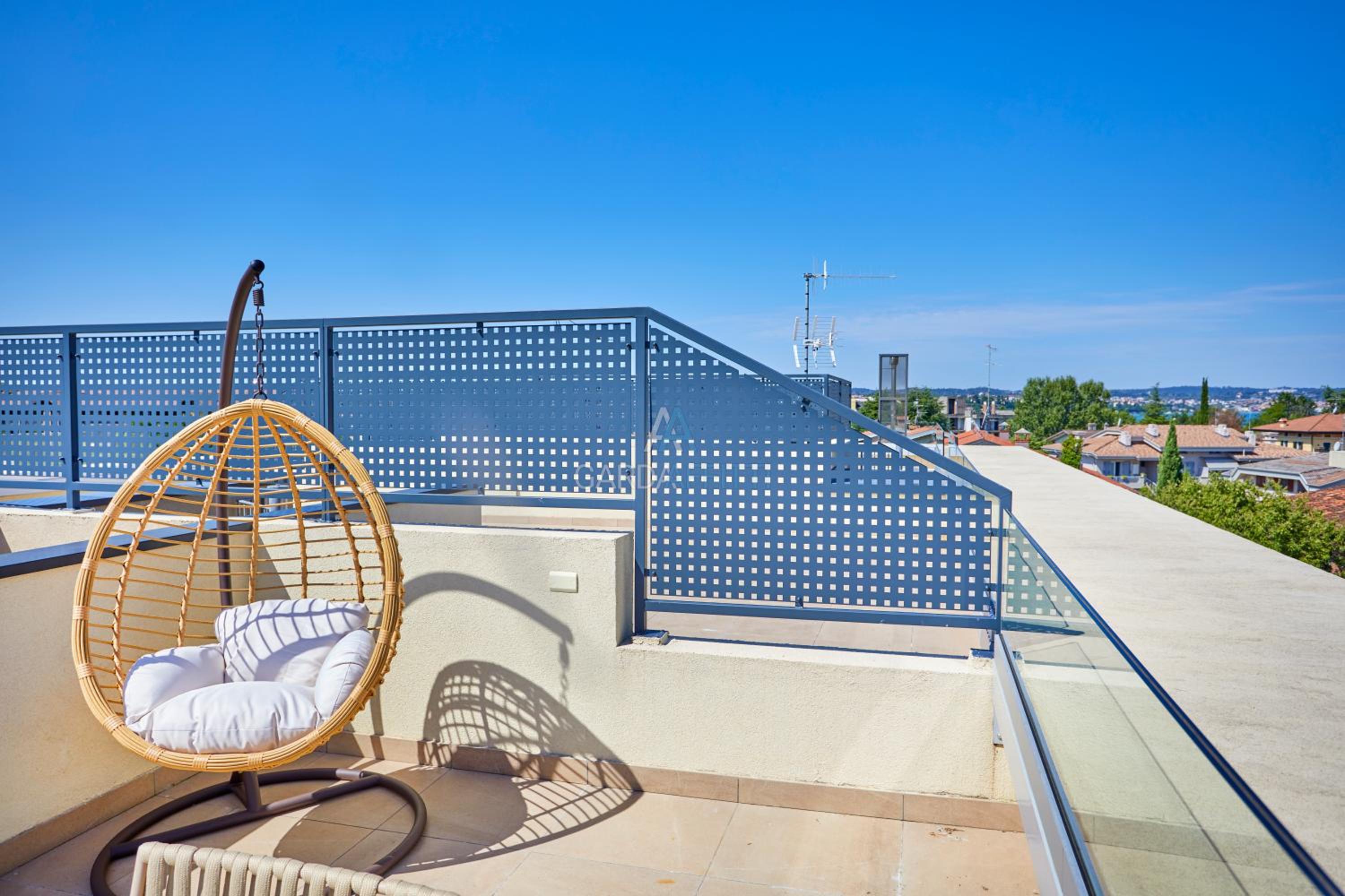 Queen Loft - Attico Moderno con Solarium Privato e Vista Piscina