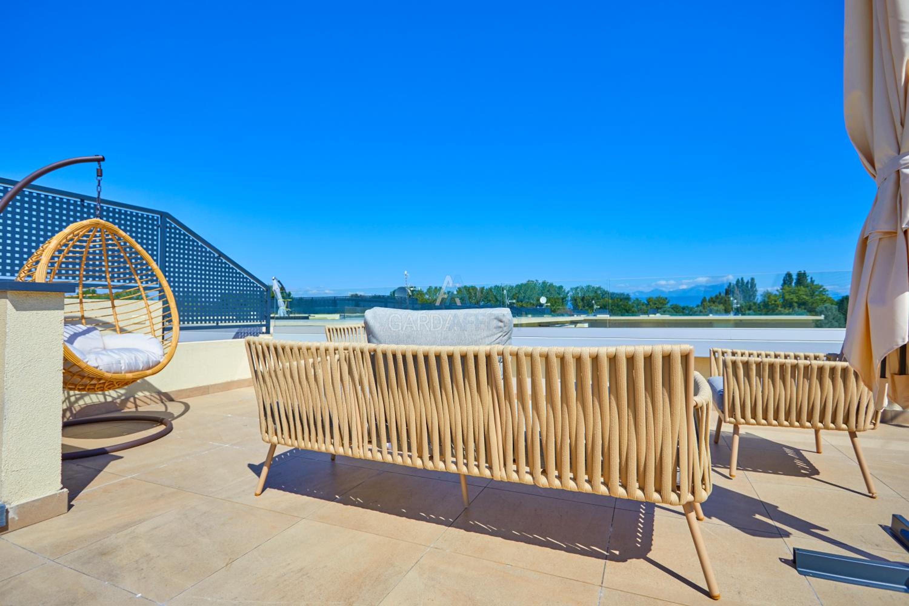 Queen Loft - Attico Moderno con Solarium Privato e Vista Piscina