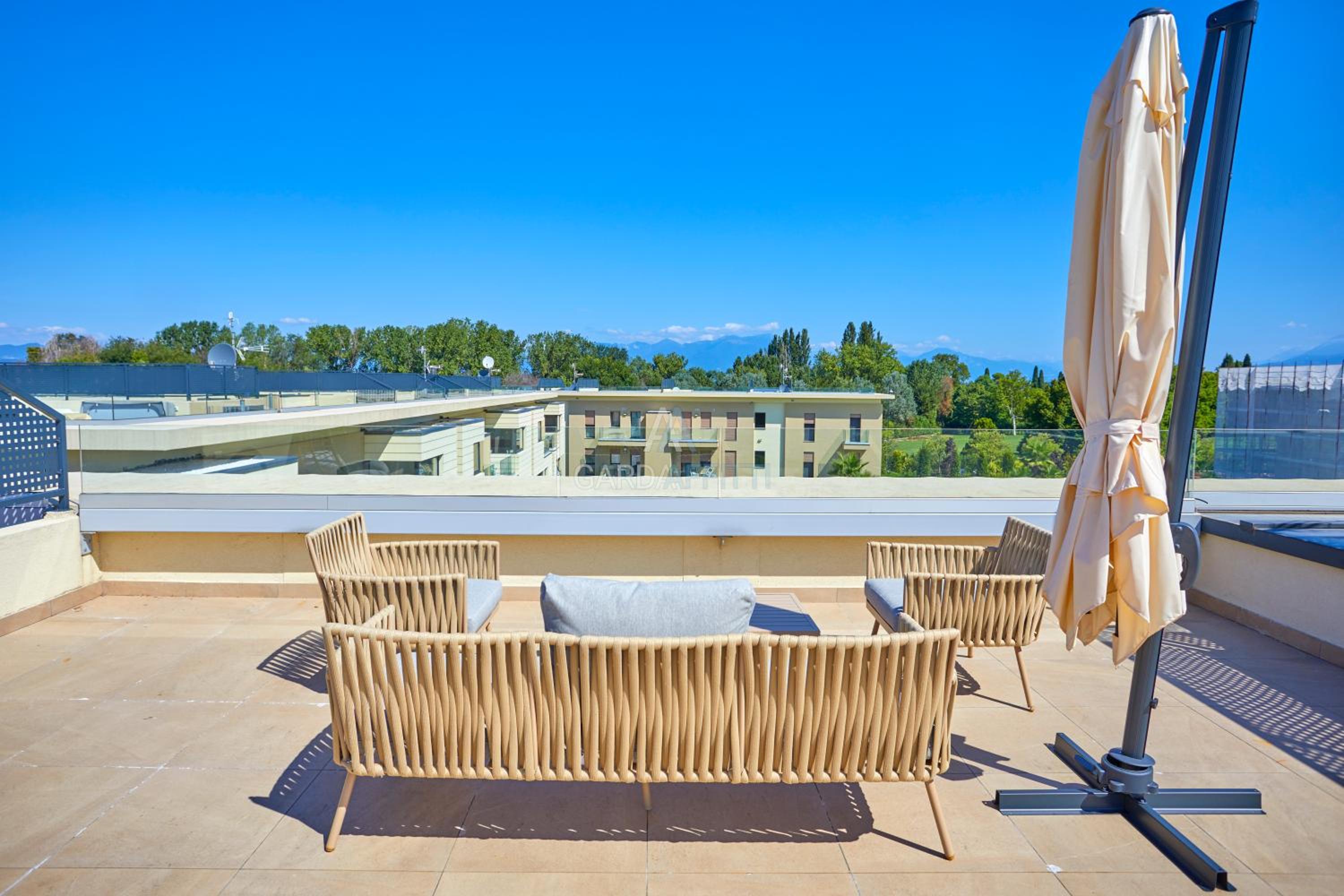 Queen Loft - Attico Moderno con Solarium Privato e Vista Piscina