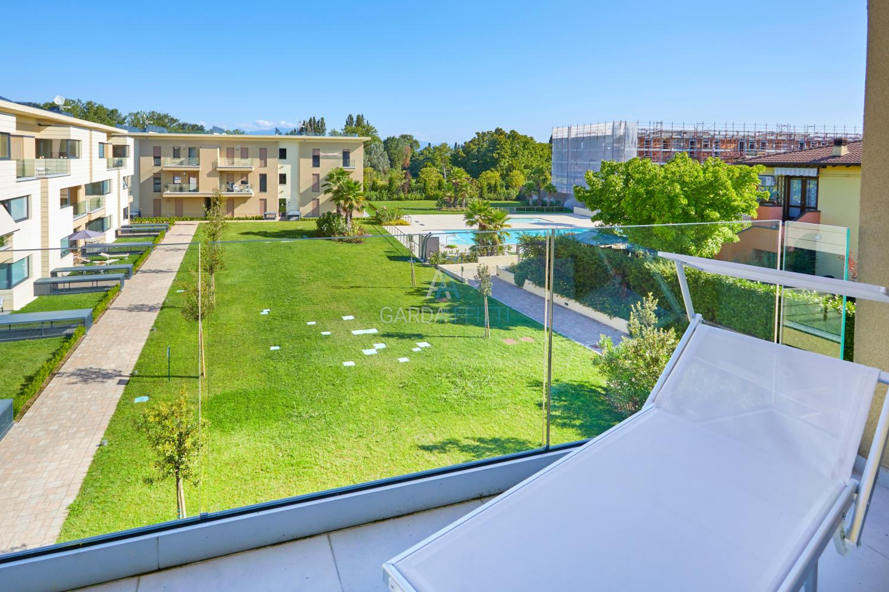 Queen Loft - Attico Moderno con Solarium Privato e Vista Piscina