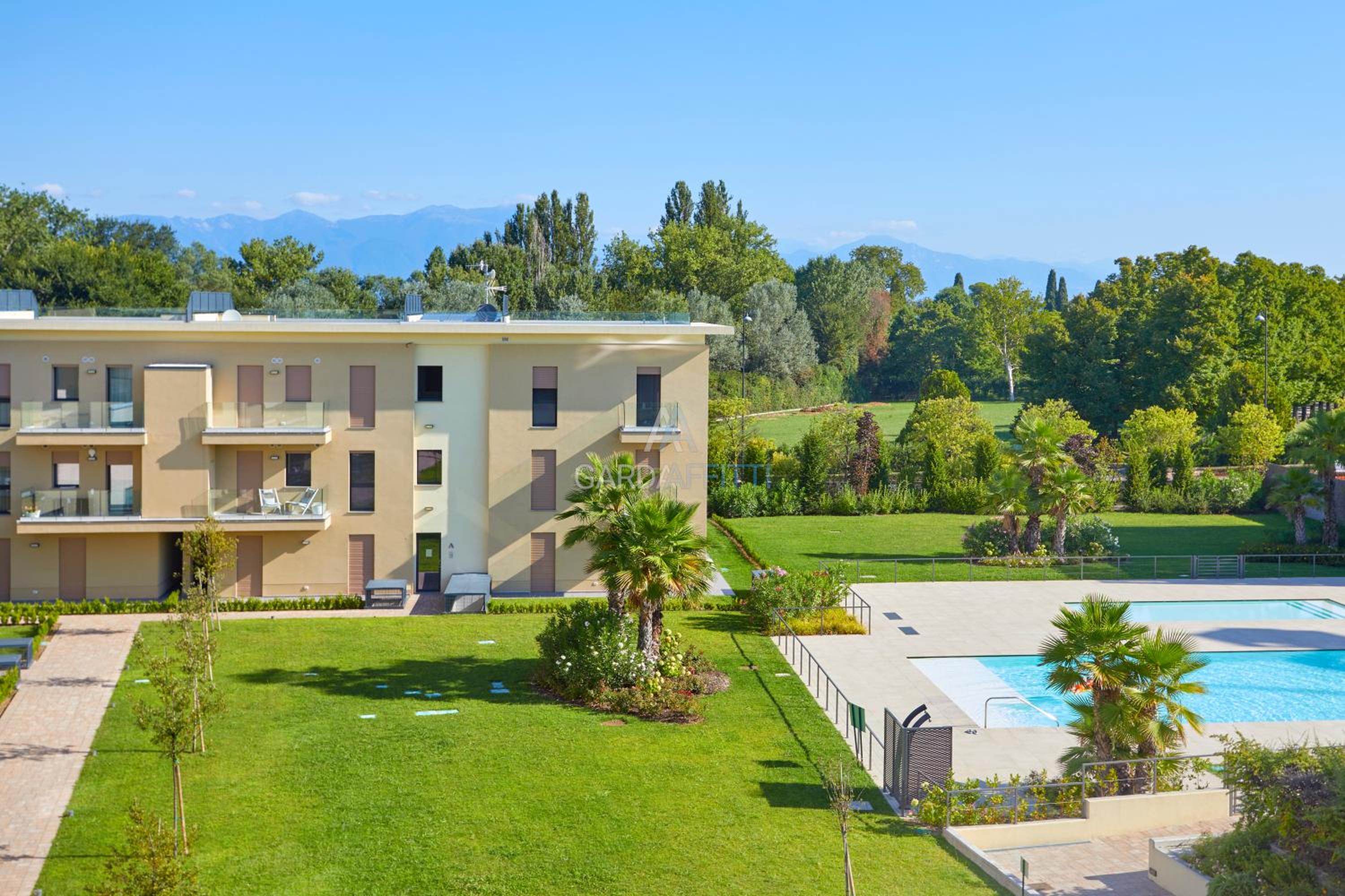 Queen Loft - Attico Moderno con Solarium Privato e Vista Piscina