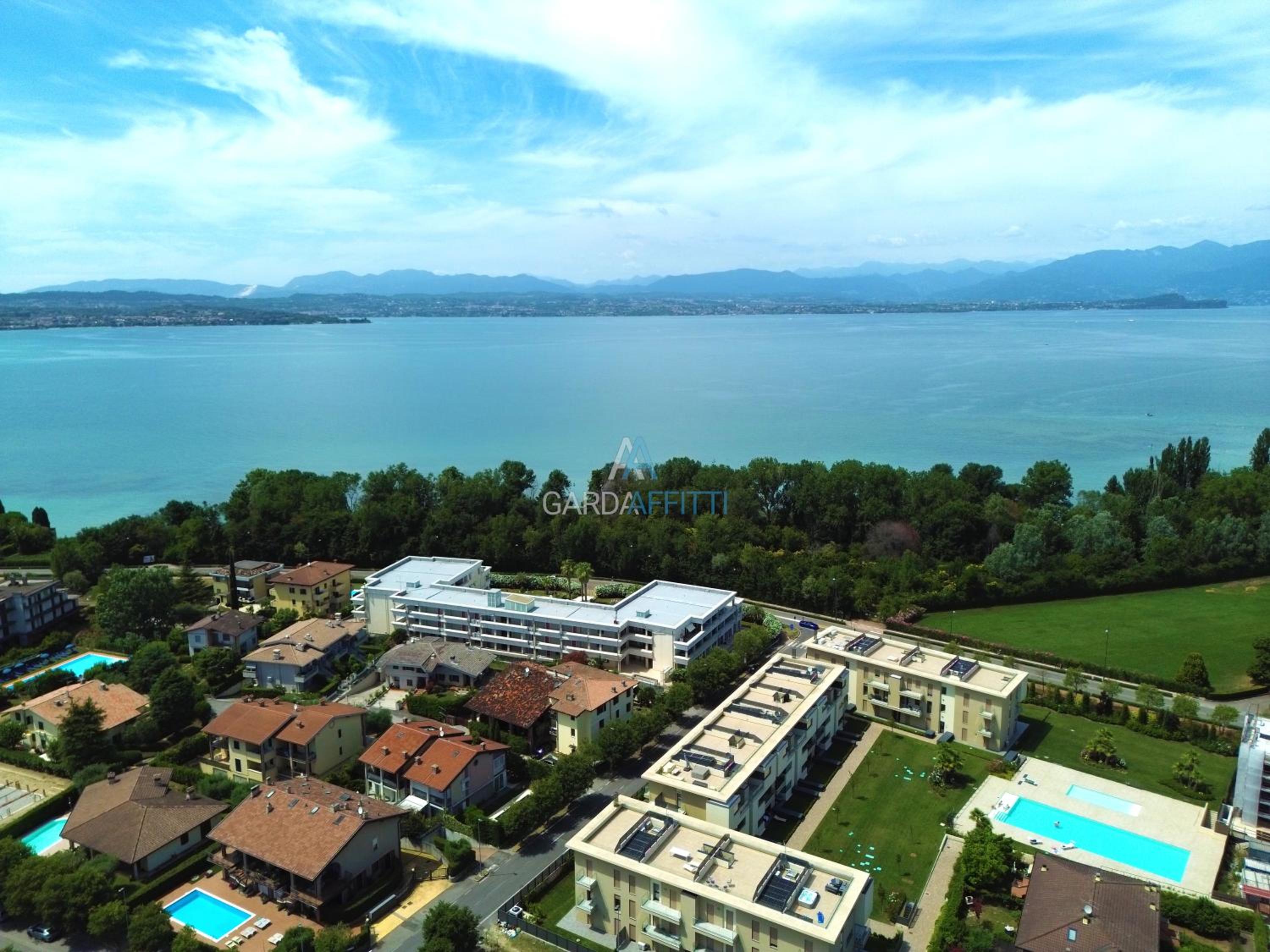 Queen Loft - Attico Moderno con Solarium Privato e Vista Piscina