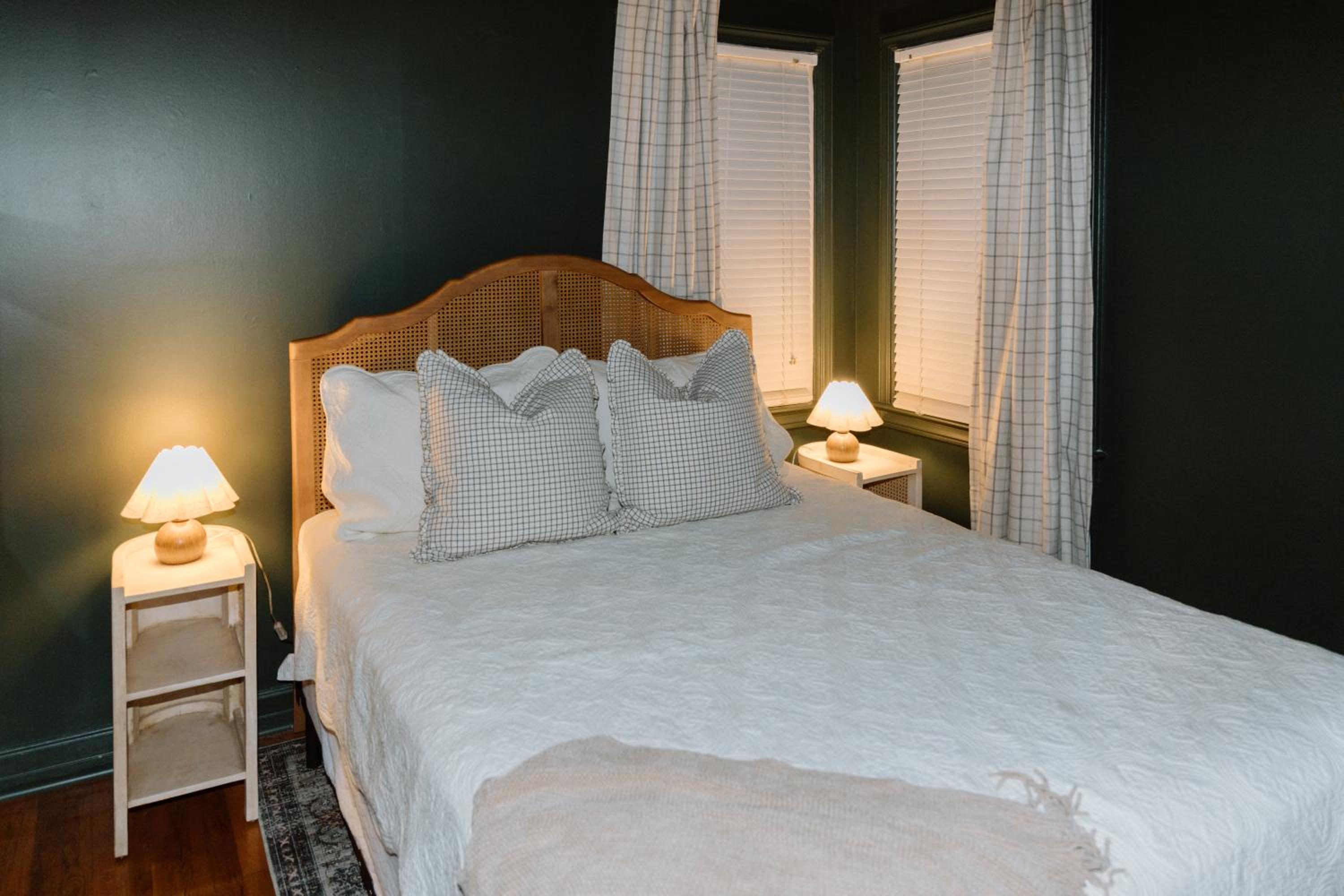 Speakeasy, Hot Tub, Putt Putt, Outdoor Theatre, 8 minutes from Downtown Greenville