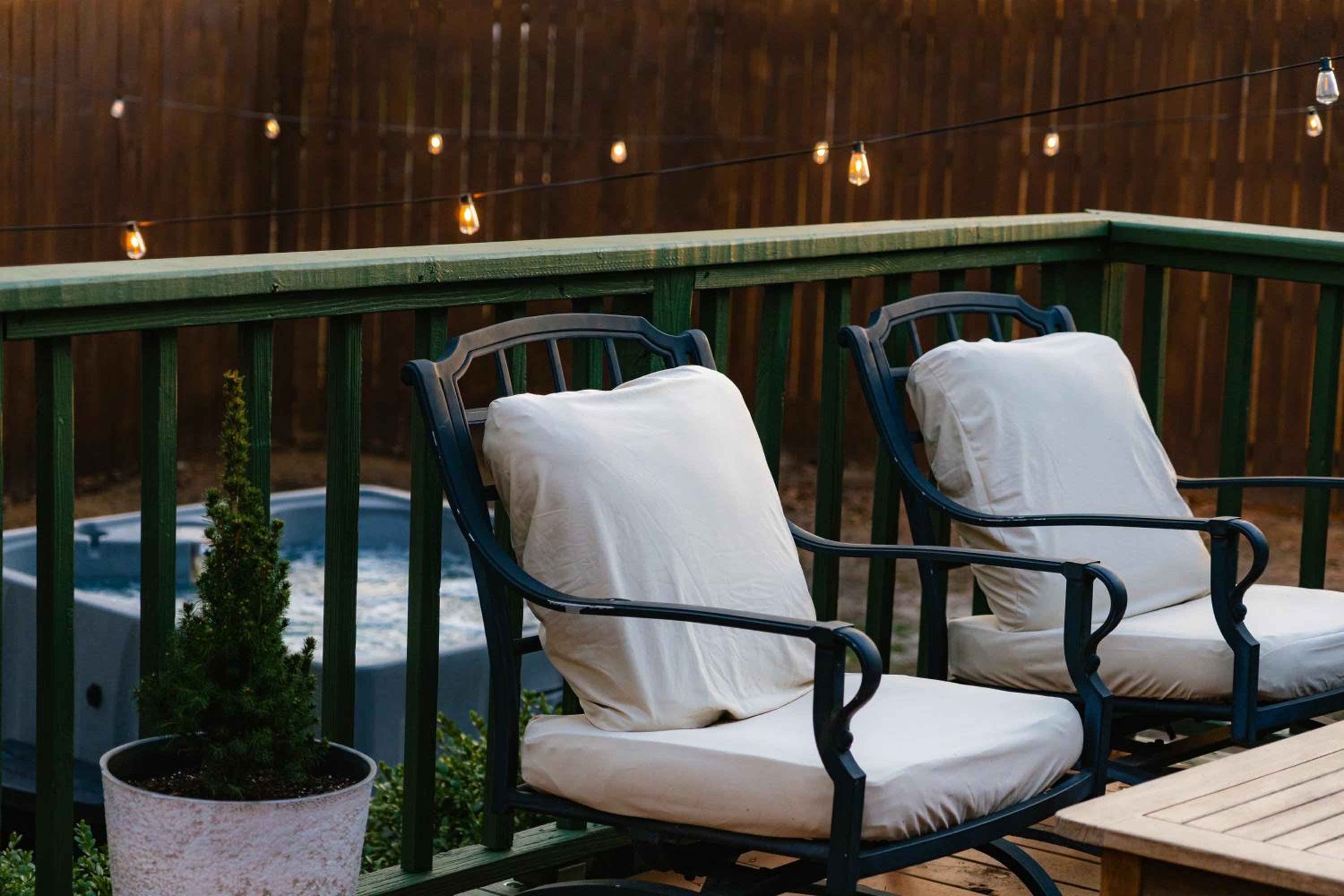 Speakeasy, Hot Tub, Putt Putt, Outdoor Theatre, 8 minutes from Downtown Greenville