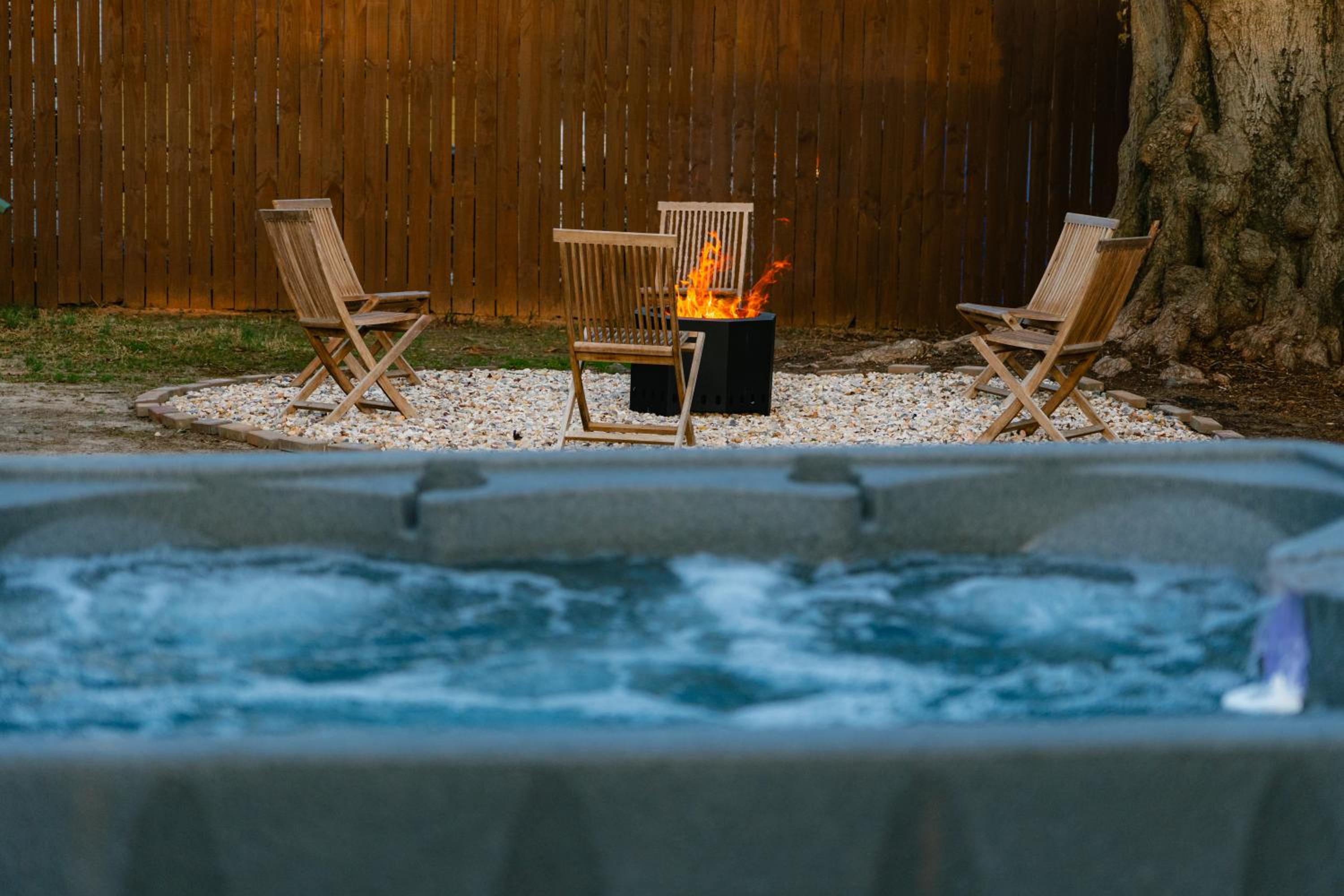 Speakeasy, Hot Tub, Putt Putt, Outdoor Theatre, 8 minutes from Downtown Greenville