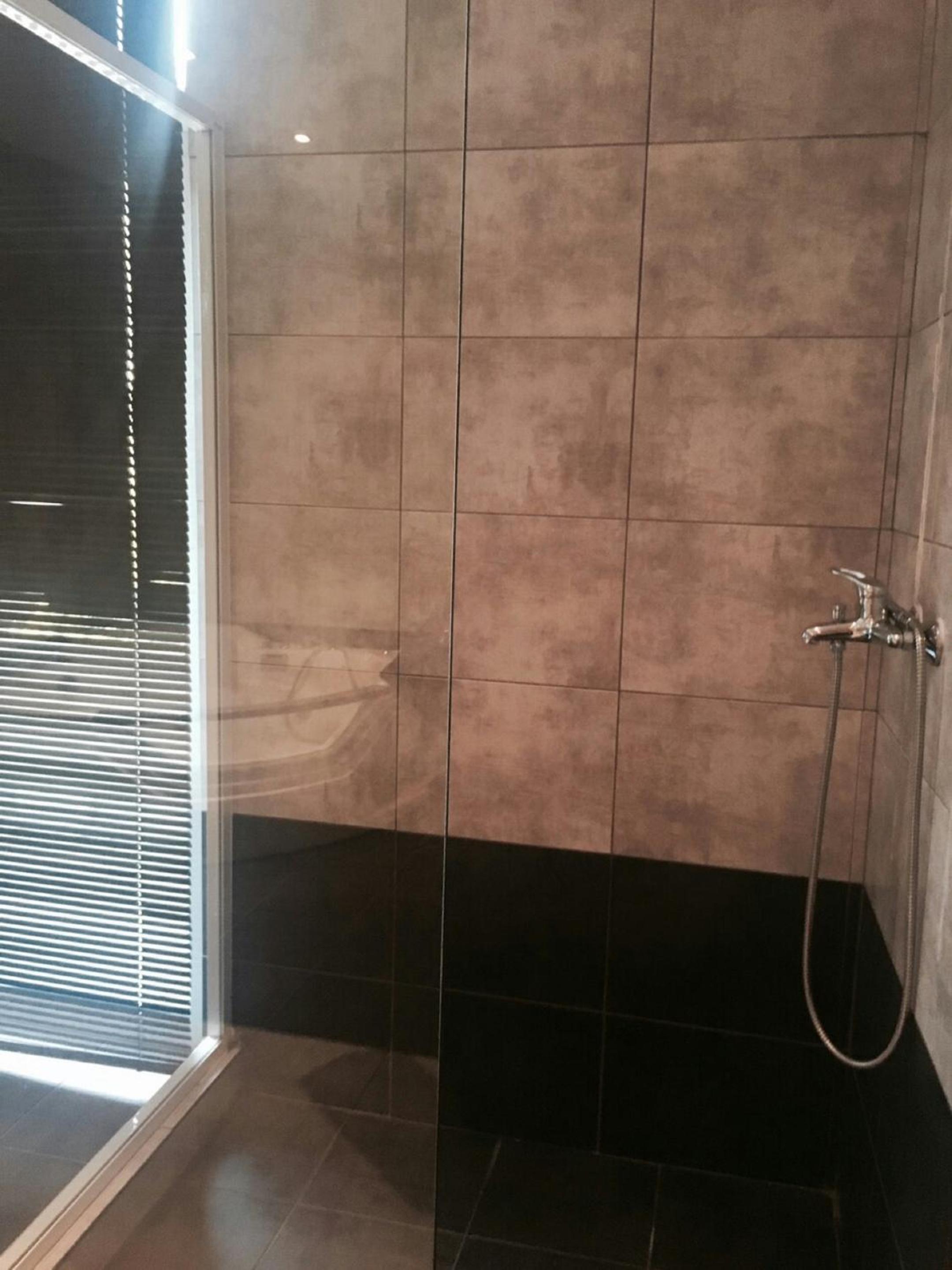 Feevos en Piraeus — bathroom