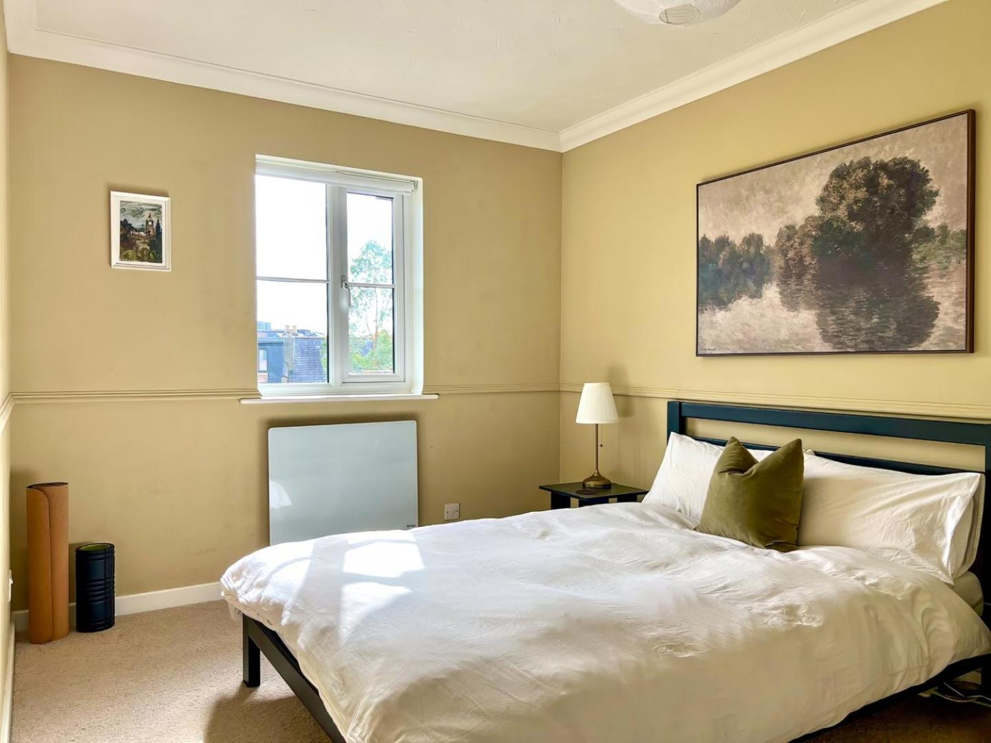 Bright Walthamstow flat w/ shared backyard