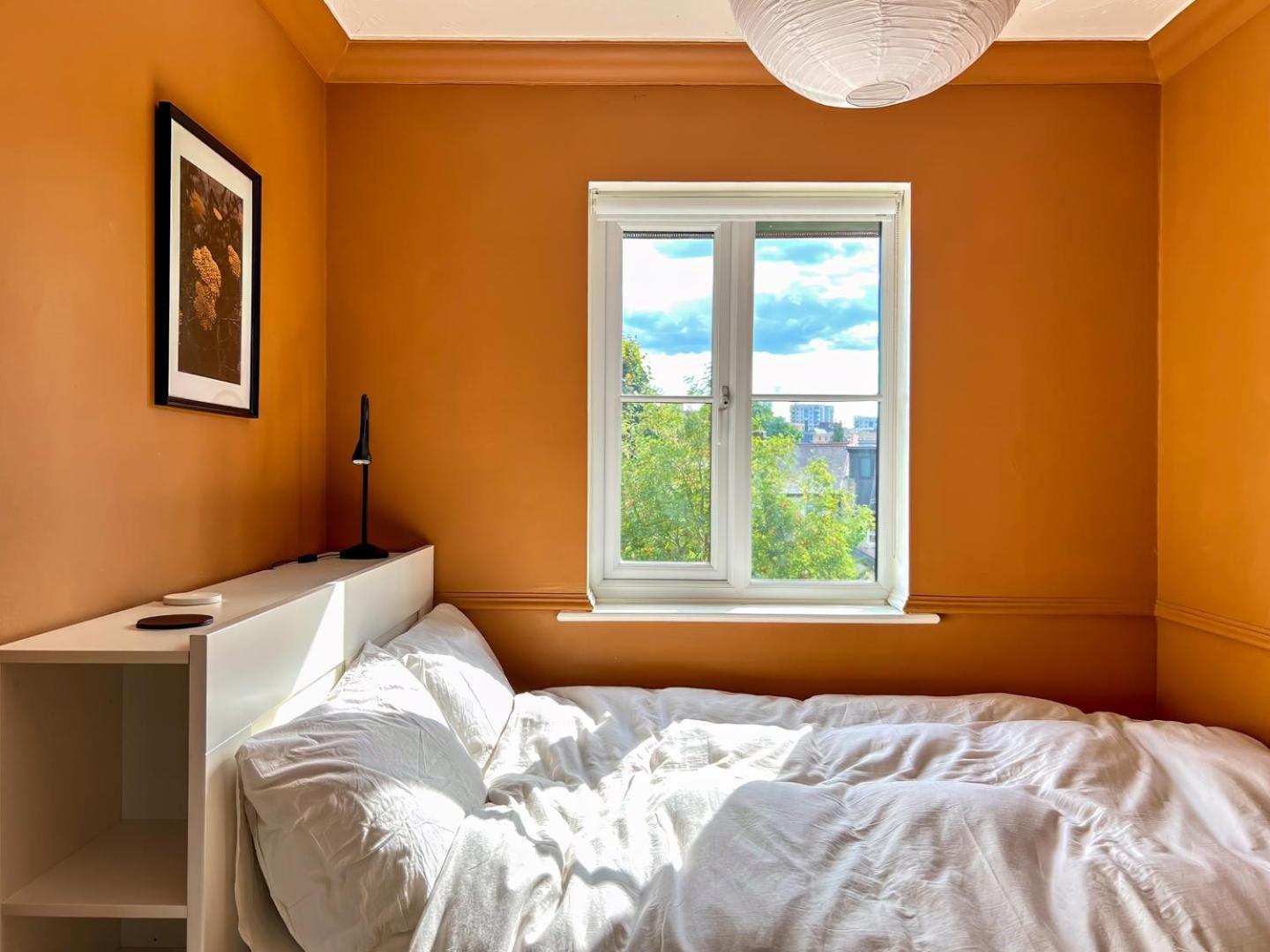 Bright Walthamstow flat w/ shared backyard