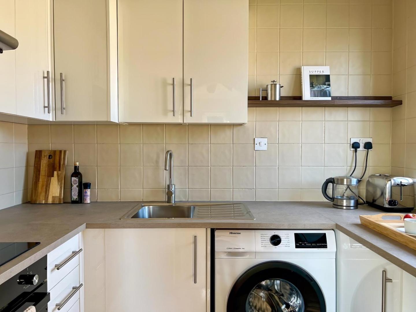 Bright Walthamstow flat w/ shared backyard