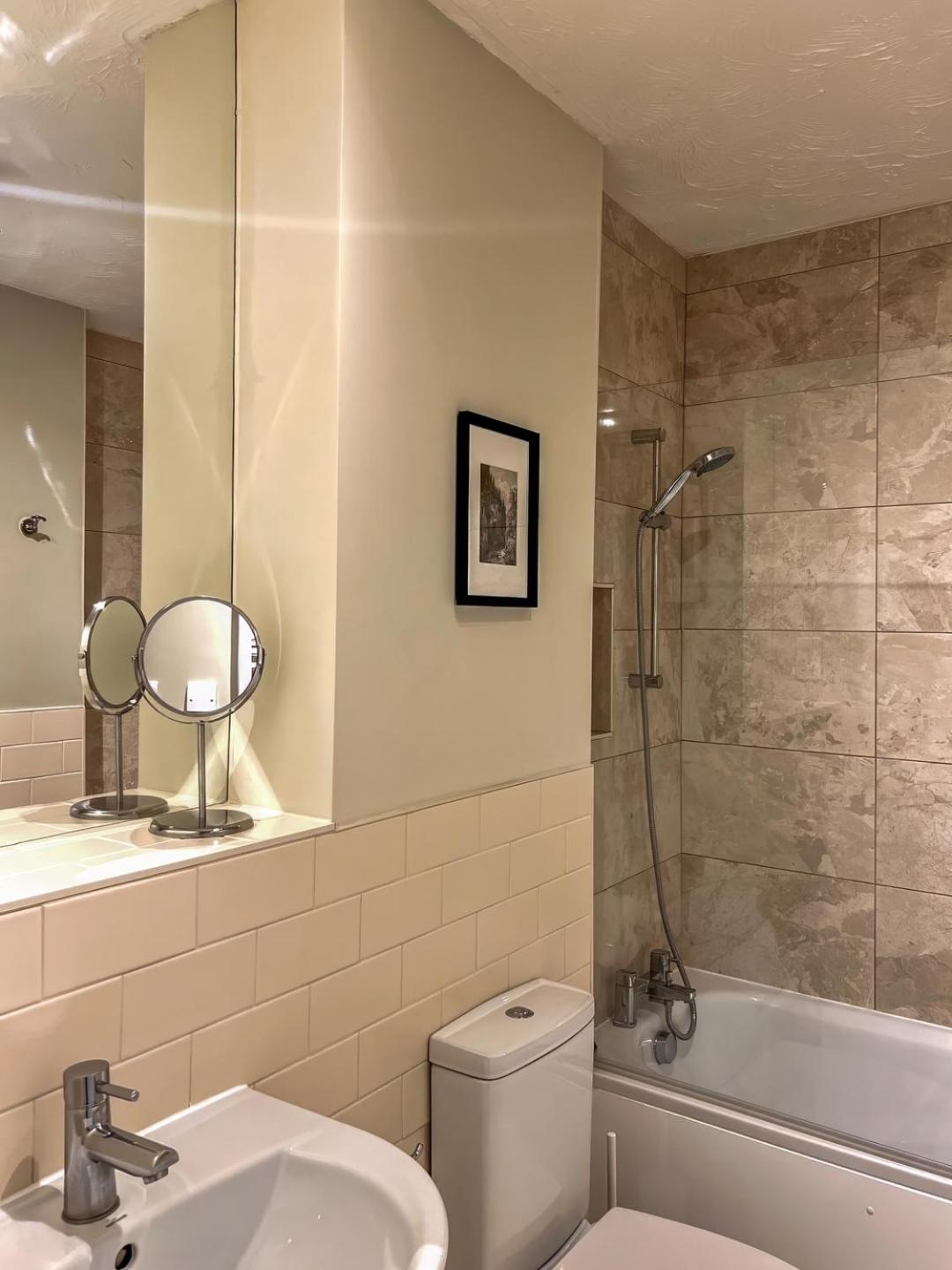 Bright Walthamstow flat w/ shared backyard