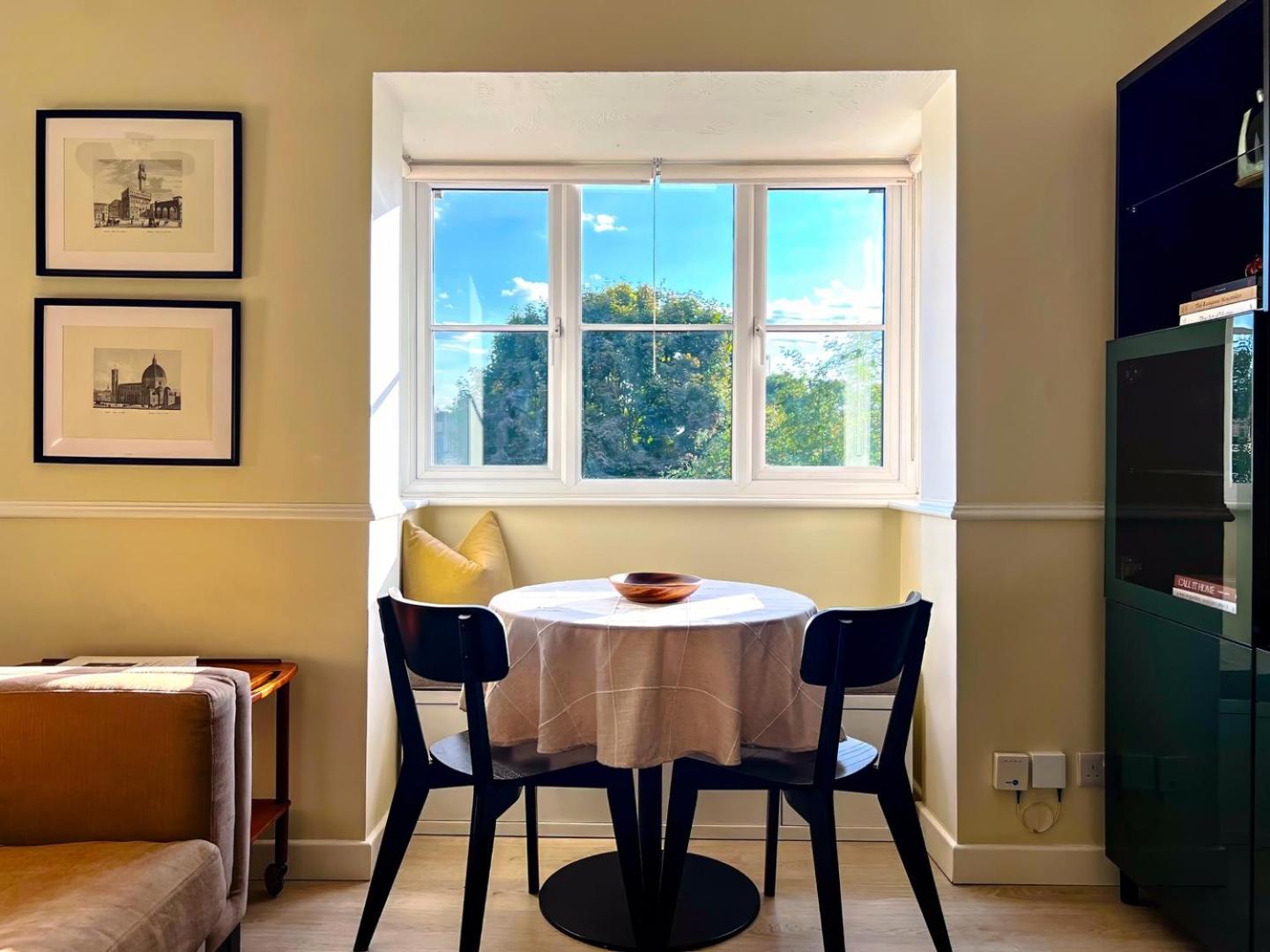 Bright Walthamstow flat w/ shared backyard