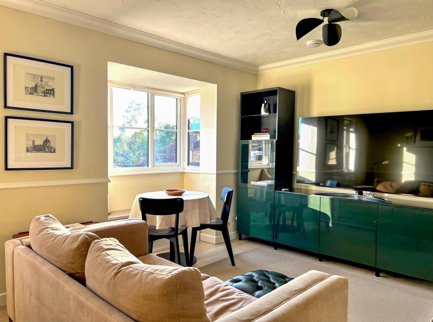 Bright Walthamstow flat w/ shared backyard