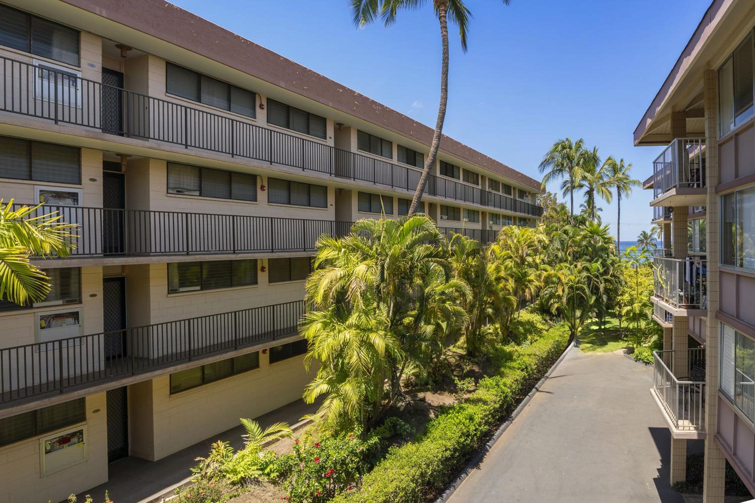 Haleakala Shores A-308 - Ocean/Mountain Views, Stylish 2br/2ba, Lanai, AC, Wi-Fi