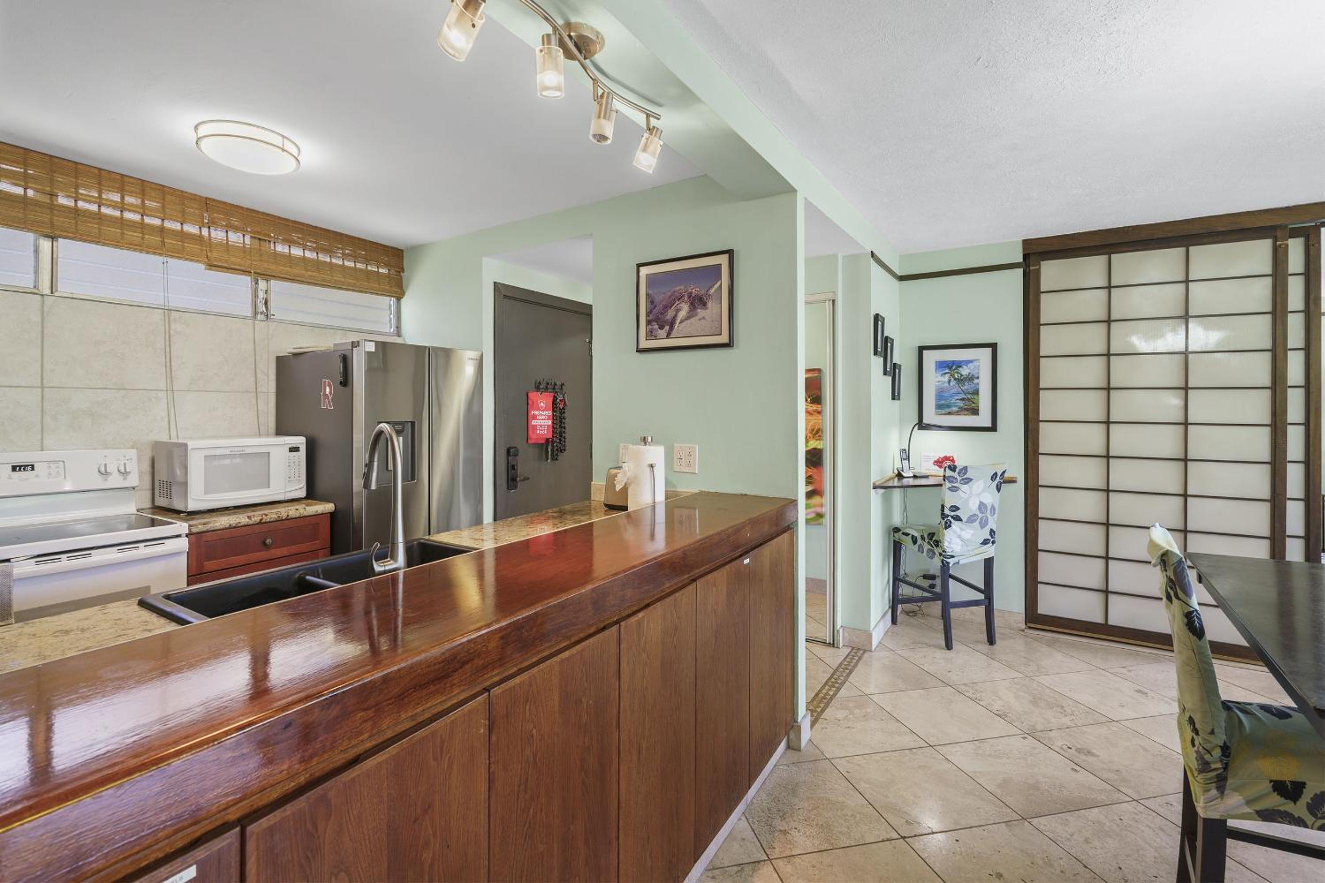 Haleakala Shores A-308 - Ocean/Mountain Views, Stylish 2br/2ba, Lanai, AC, Wi-Fi