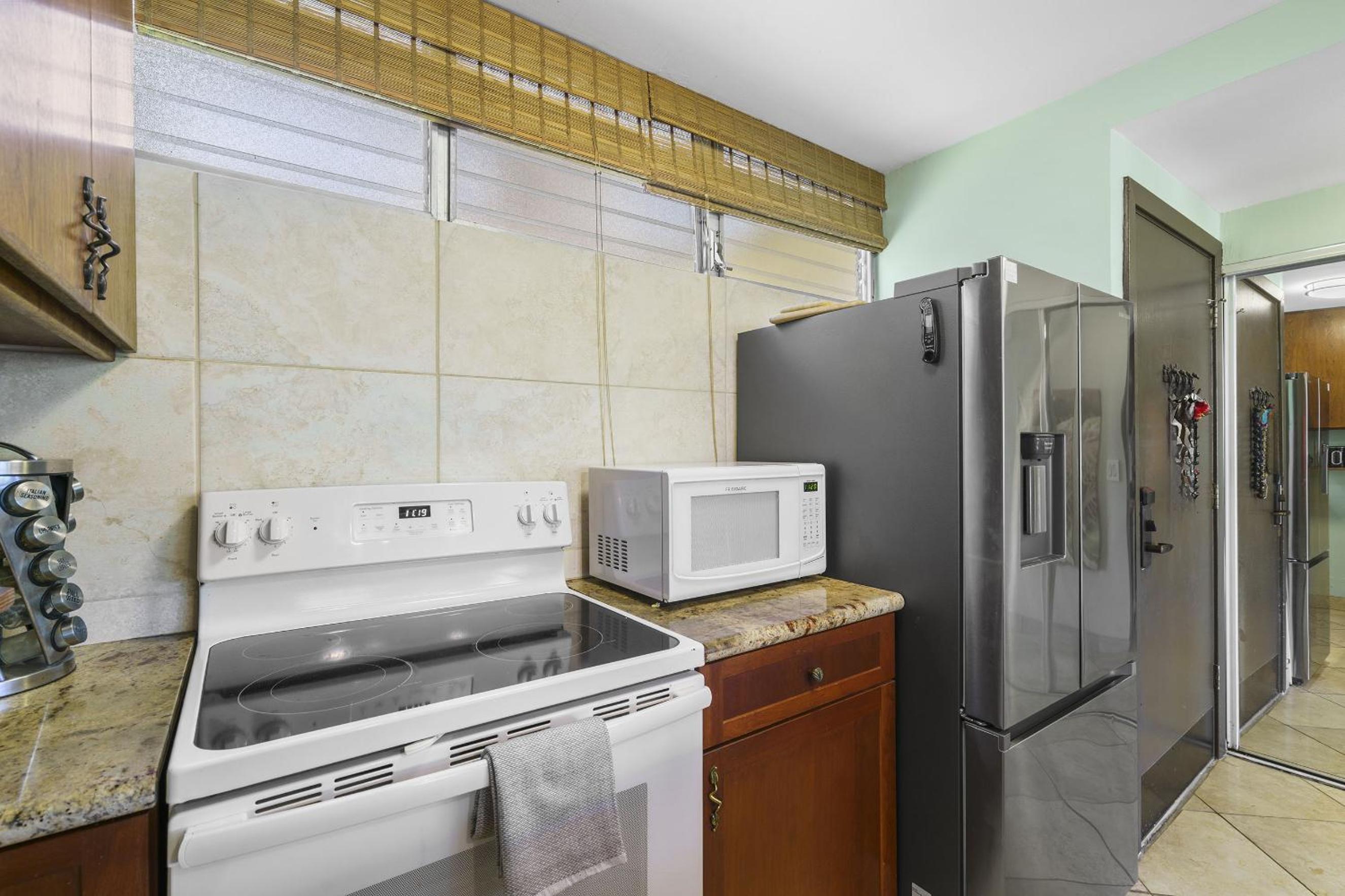 Haleakala Shores A-308 - Ocean/Mountain Views, Stylish 2br/2ba, Lanai, AC, Wi-Fi