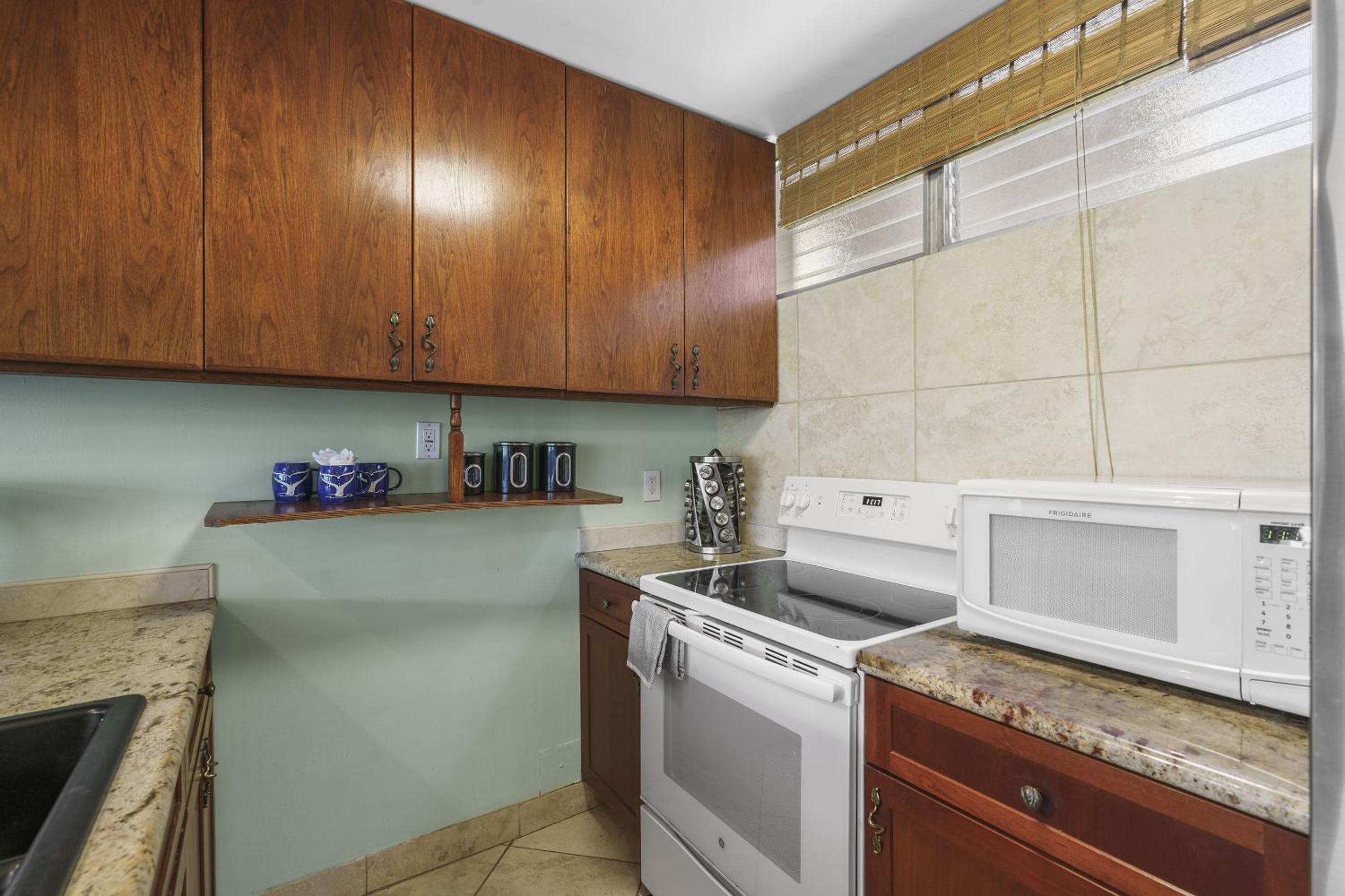 Haleakala Shores A-308 - Ocean/Mountain Views, Stylish 2br/2ba, Lanai, AC, Wi-Fi
