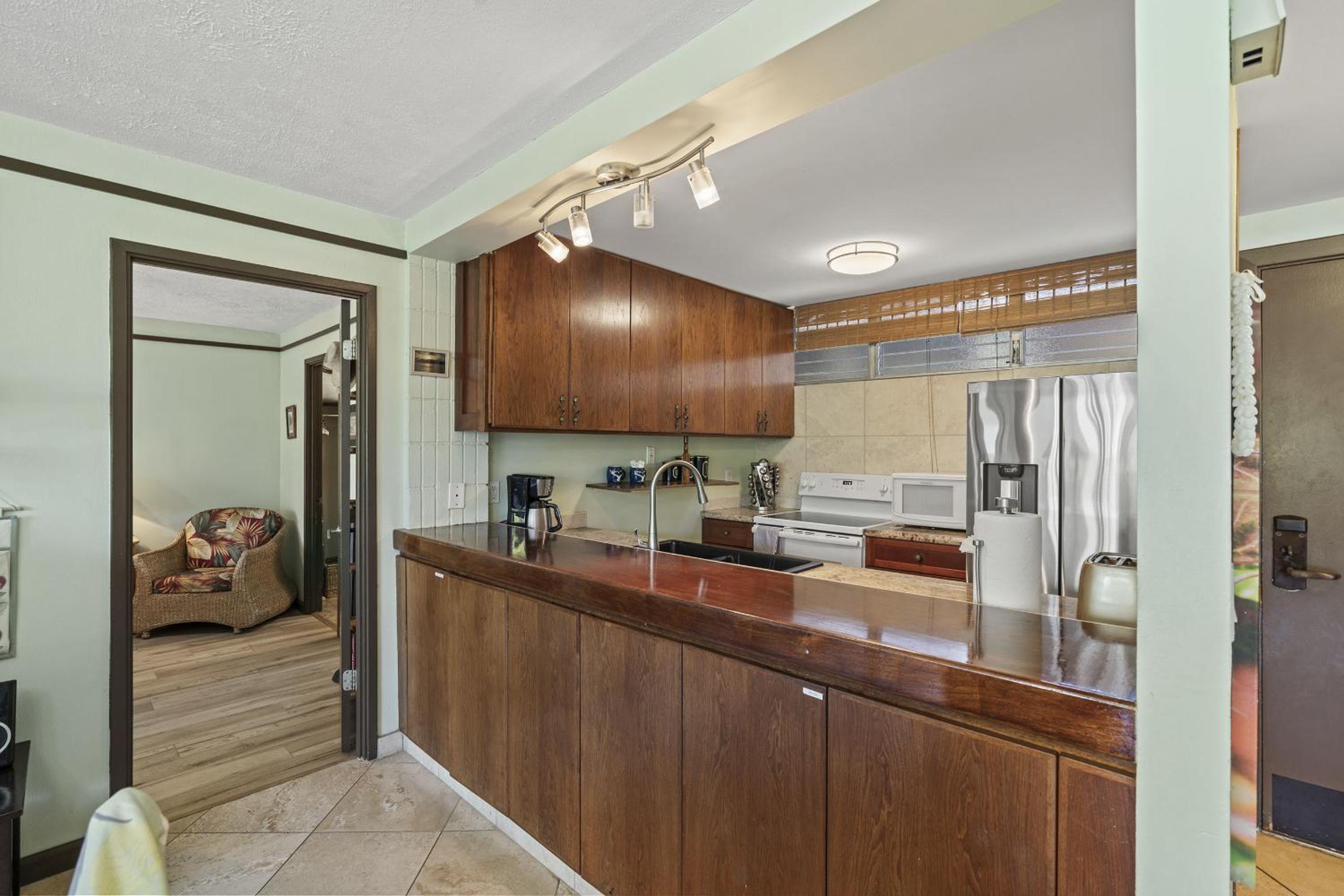 Haleakala Shores A-308 - Ocean/Mountain Views, Stylish 2br/2ba, Lanai, AC, Wi-Fi