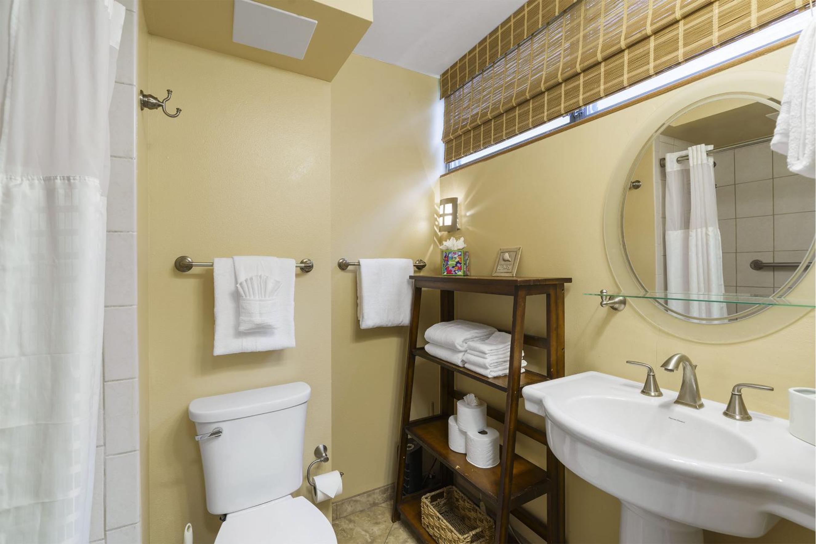 Haleakala Shores A-308 - Ocean/Mountain Views, Stylish 2br/2ba, Lanai, AC, Wi-Fi