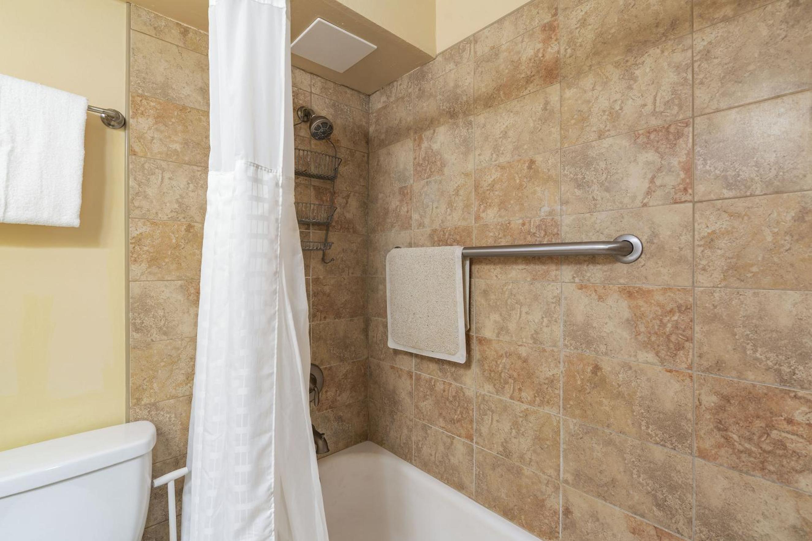 Haleakala Shores A-308 - Ocean/Mountain Views, Stylish 2br/2ba, Lanai, AC, Wi-Fi