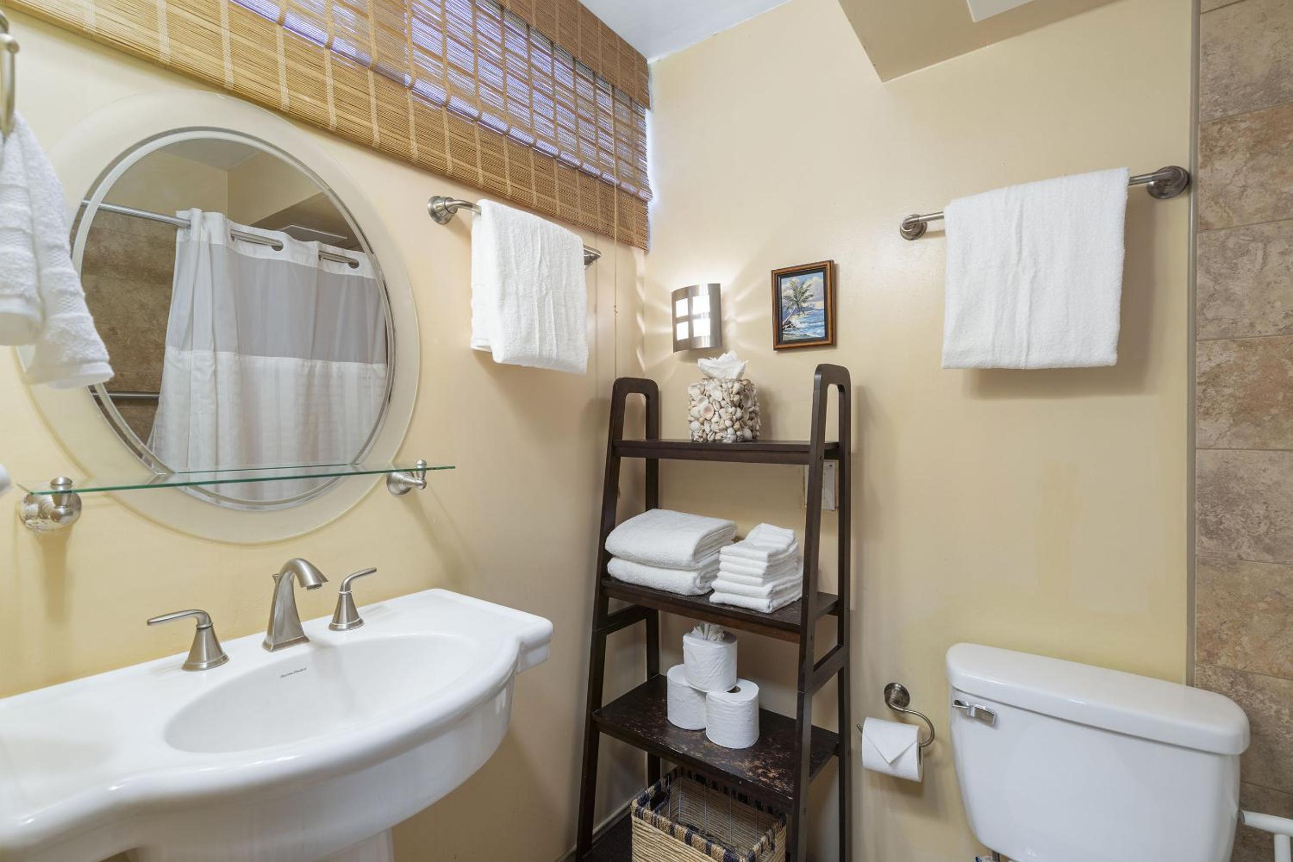 Haleakala Shores A-308 - Ocean/Mountain Views, Stylish 2br/2ba, Lanai, AC, Wi-Fi