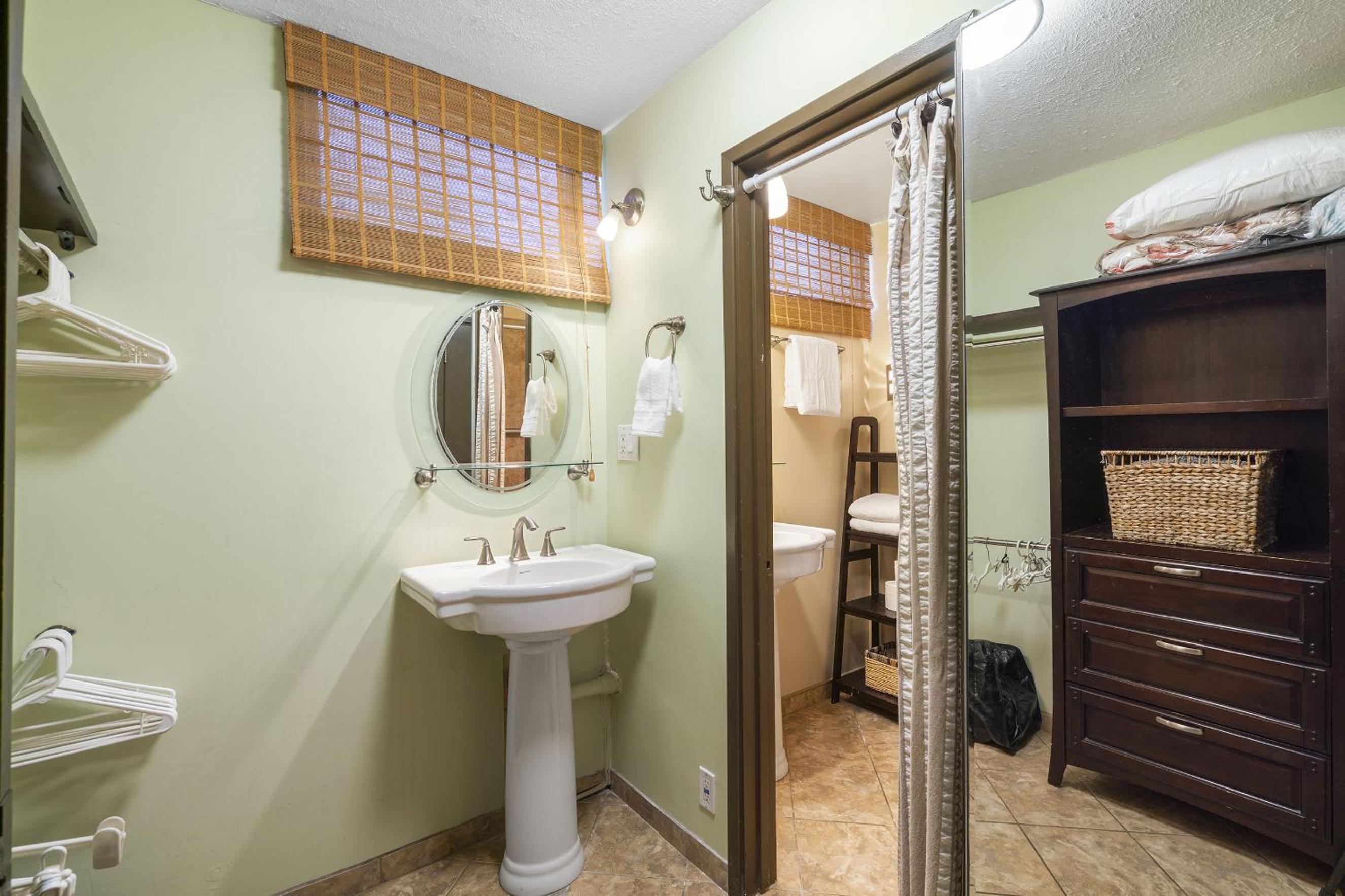 Haleakala Shores A-308 - Ocean/Mountain Views, Stylish 2br/2ba, Lanai, AC, Wi-Fi