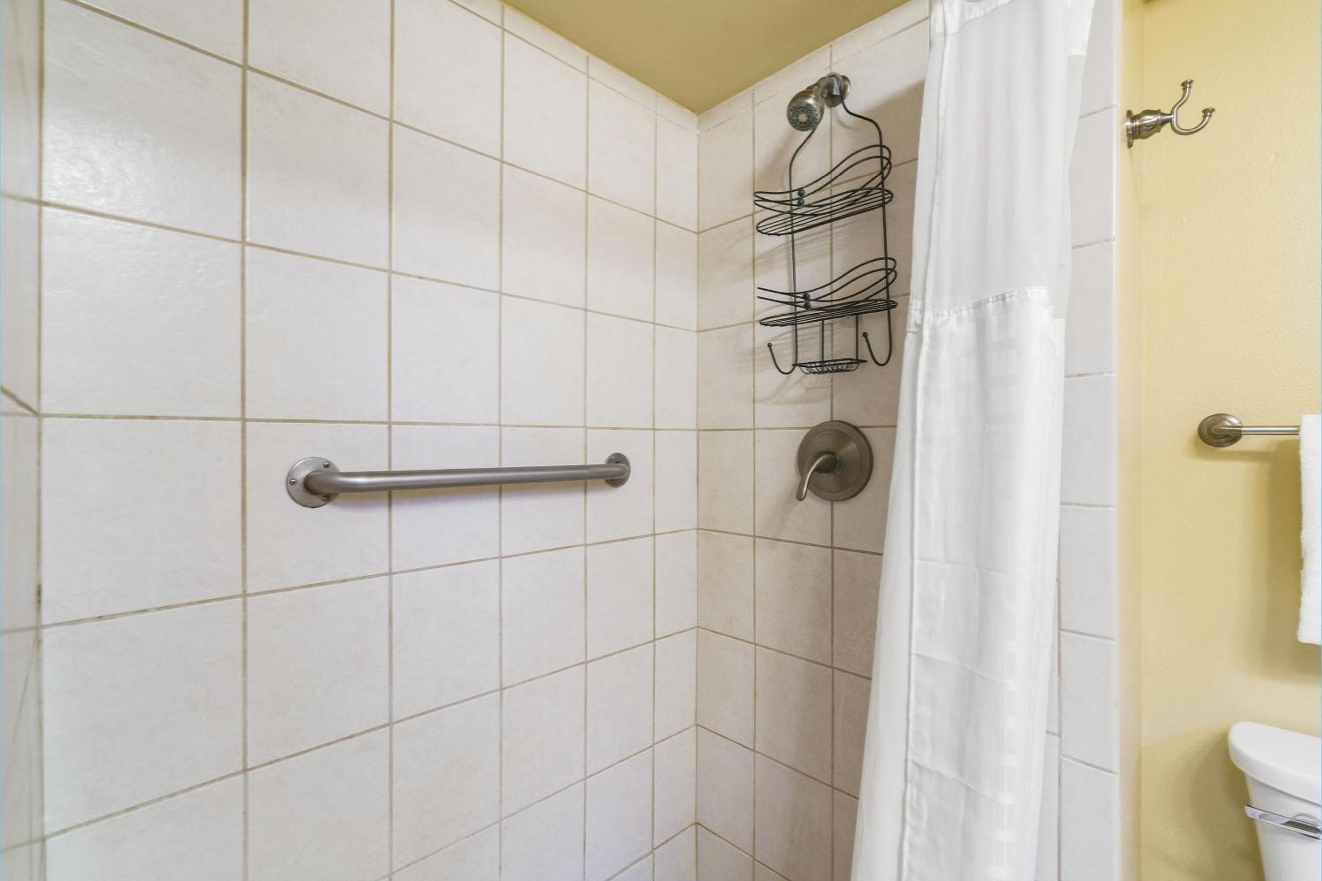 Haleakala Shores A-308 - Ocean/Mountain Views, Stylish 2br/2ba, Lanai, AC, Wi-Fi