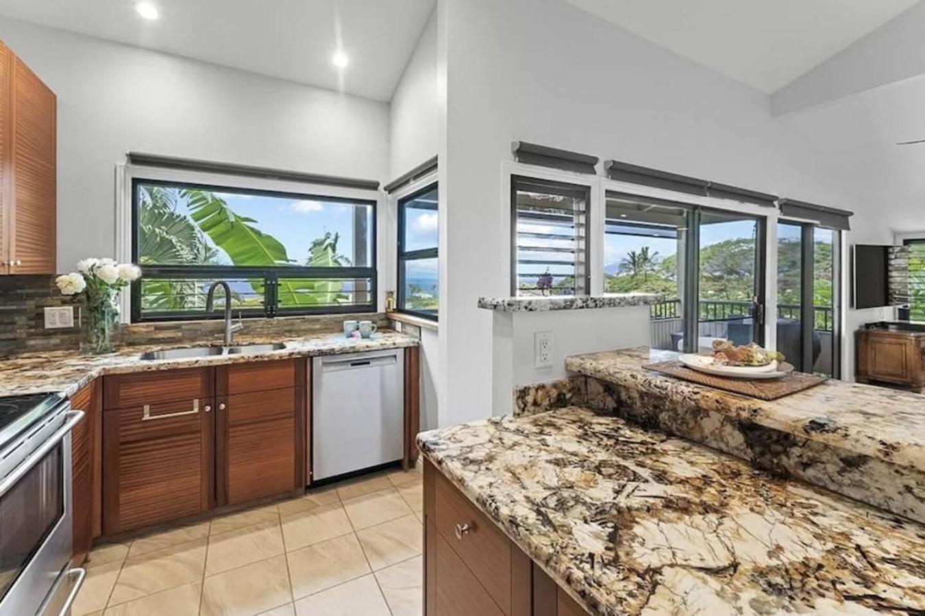 Endless Ocean Views 1bd and 2 bath