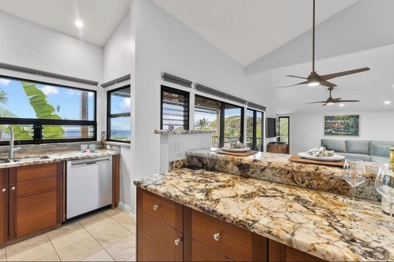 Endless Ocean Views 1bd and 2 bath