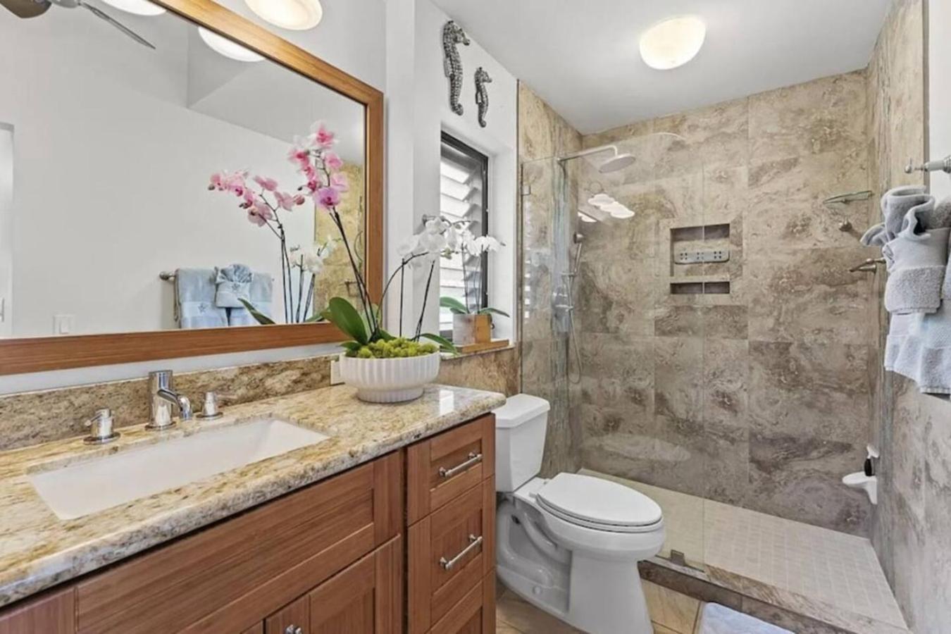 Endless Ocean Views 1bd and 2 bath