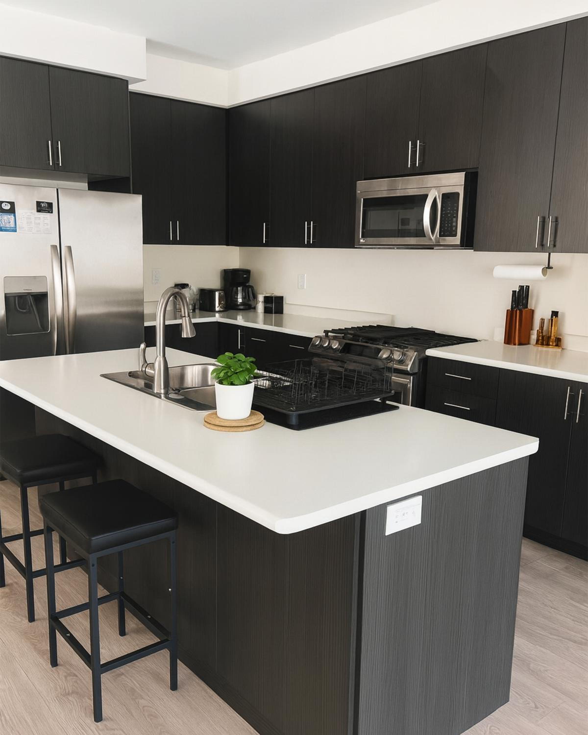 2024 Built Stylish 3BR Cambridge Townhouse with Foosball, Free Parking, WiFi, Full Kitchen, Laundry, 8 Min Drive to African Lion Safari! Perfect for Group 