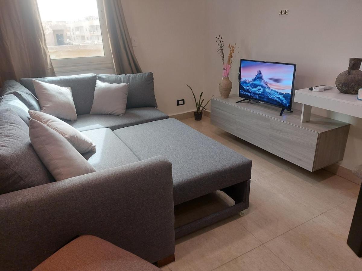 Pyramidia Serene with Rooftop, Pool & pyramids view