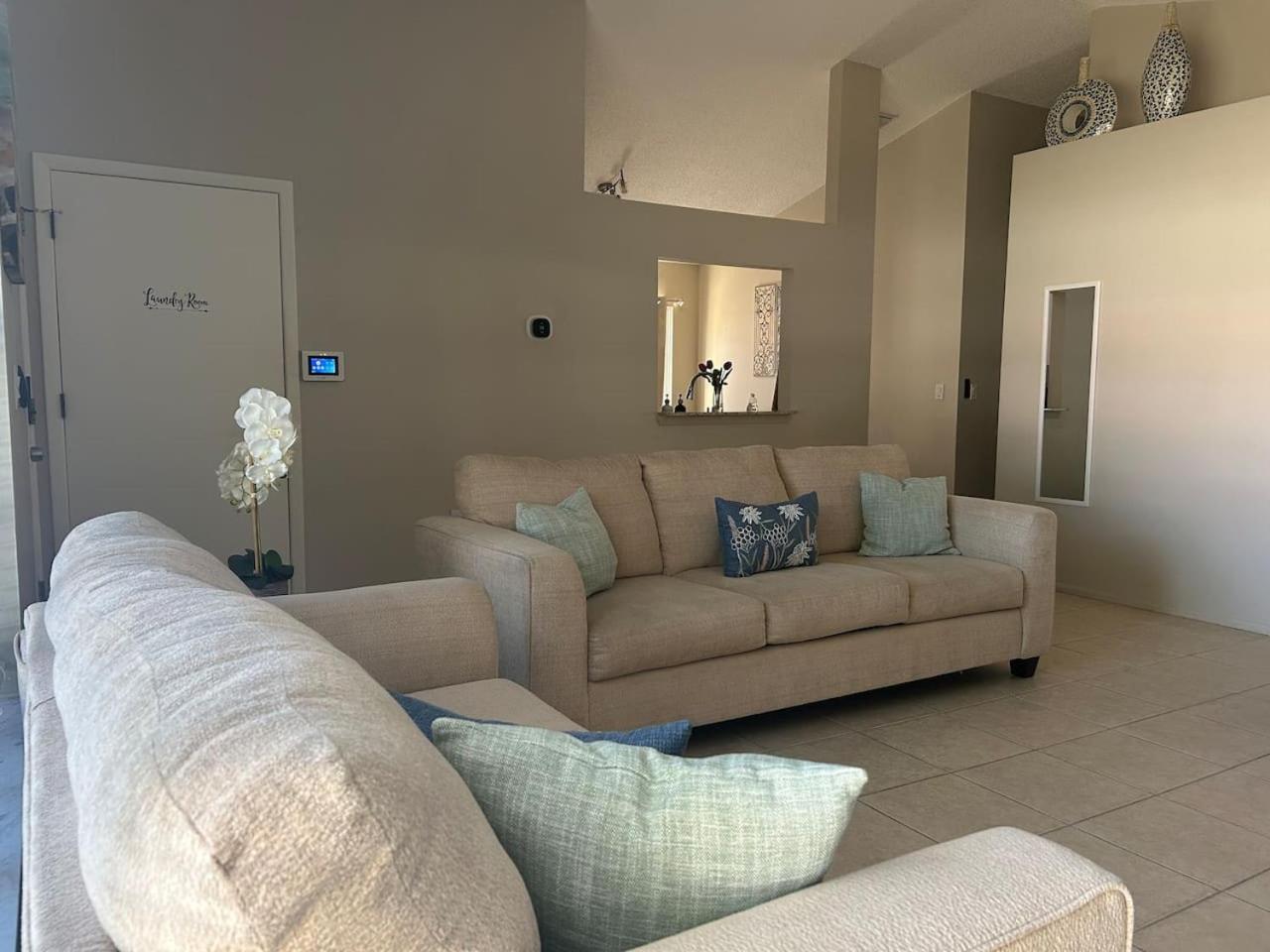 Bright Private Room Ideal for Long or Short Stay Rm1 Shared home