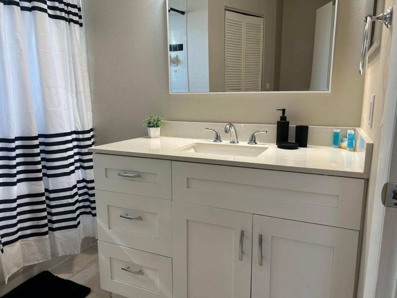 Quiet Cozy Private Room Perfect for Work or Vacation RM2 shared home