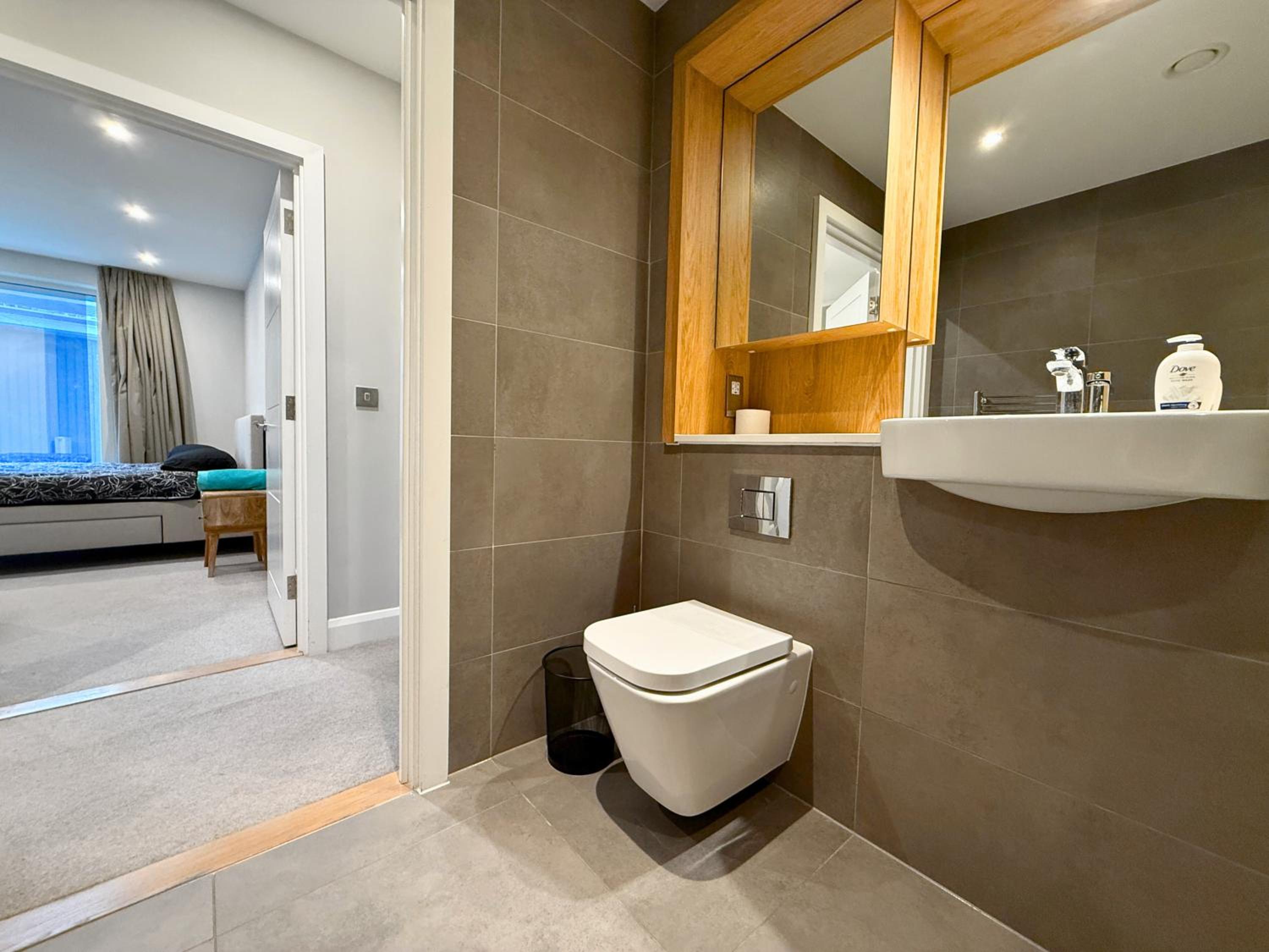 1600ft 2Bed 3Bath near Battersea Power Station, Private Gated & AC, 1000MB Fast Internet speed