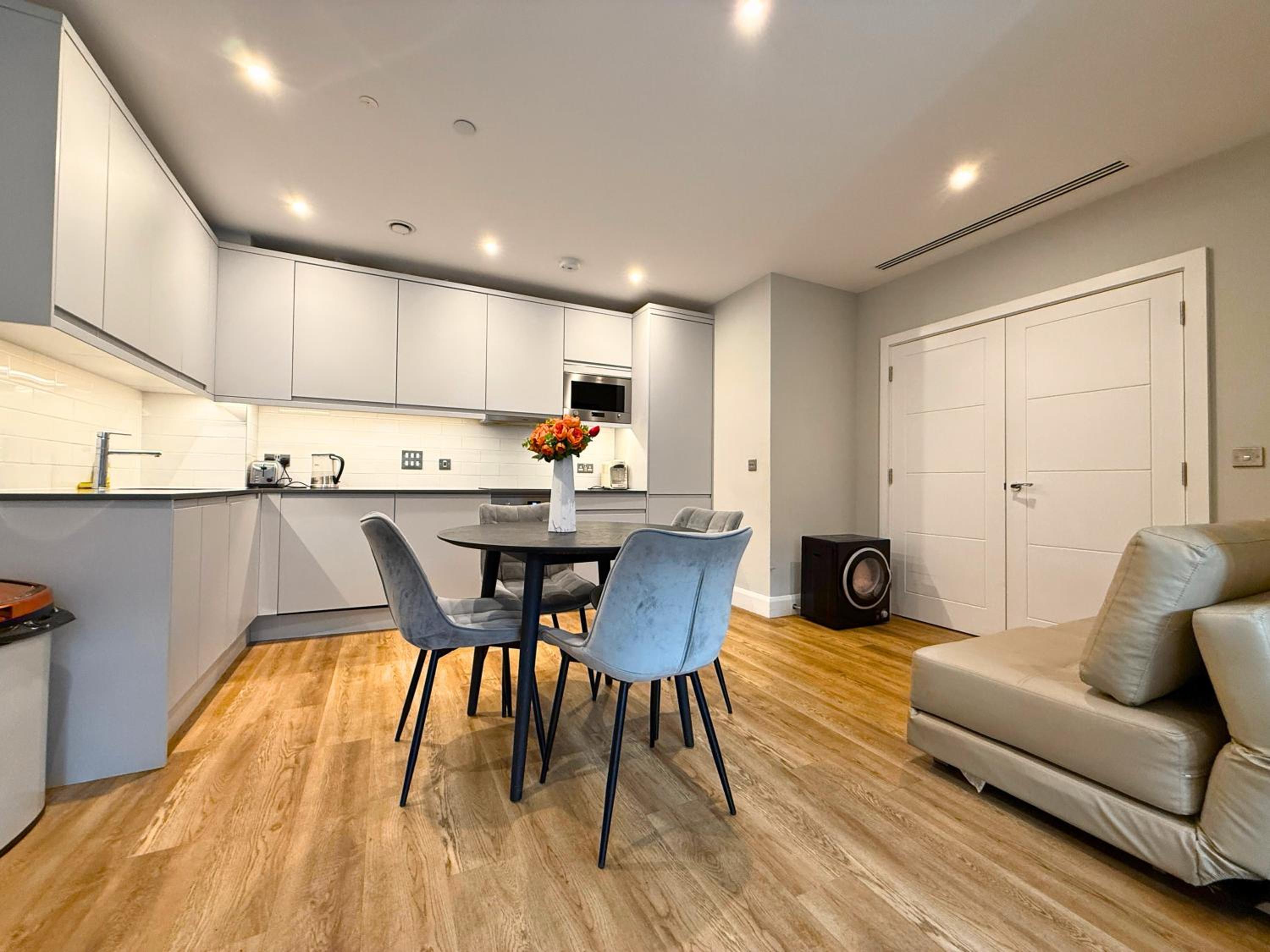 1600ft 2Bed 3Bath near Battersea Power Station, Private Gated & AC, 1000MB Fast Internet speed