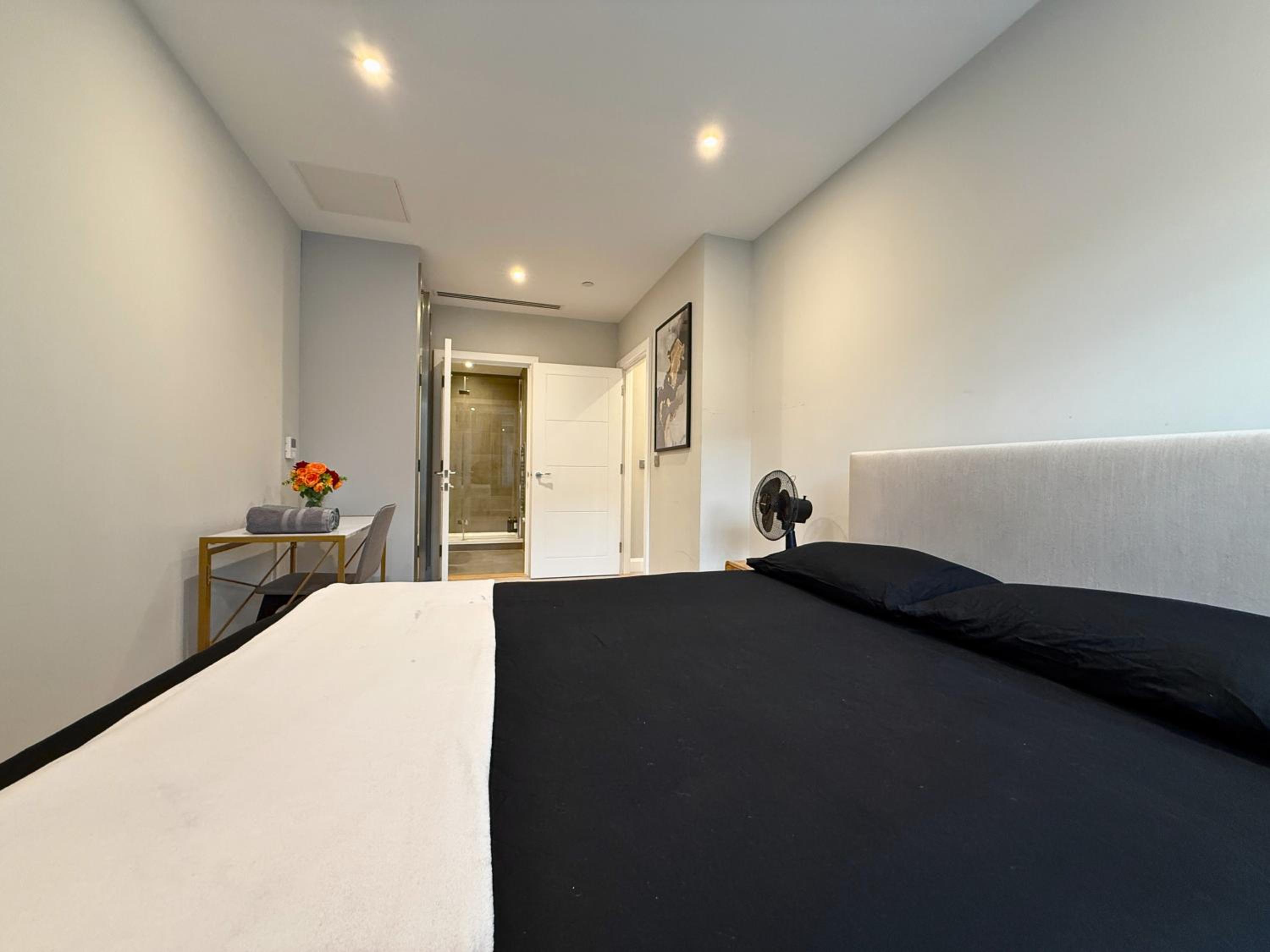 1600ft 2Bed 3Bath near Battersea Power Station, Private Gated & AC, 1000MB Fast Internet speed