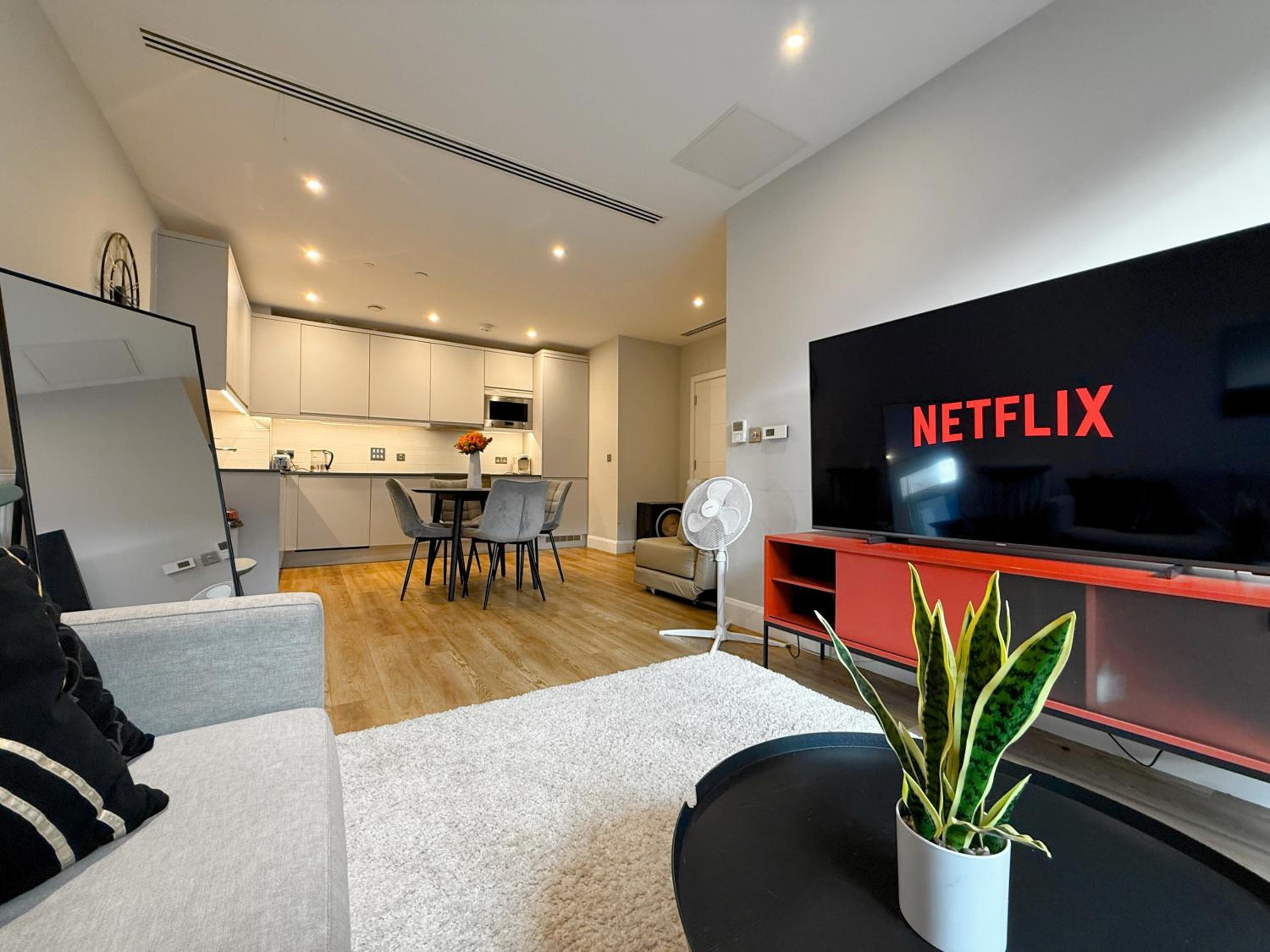 1600ft 2Bed 3Bath near Battersea Power Station, Private Gated & AC, 1000MB Fast Internet speed