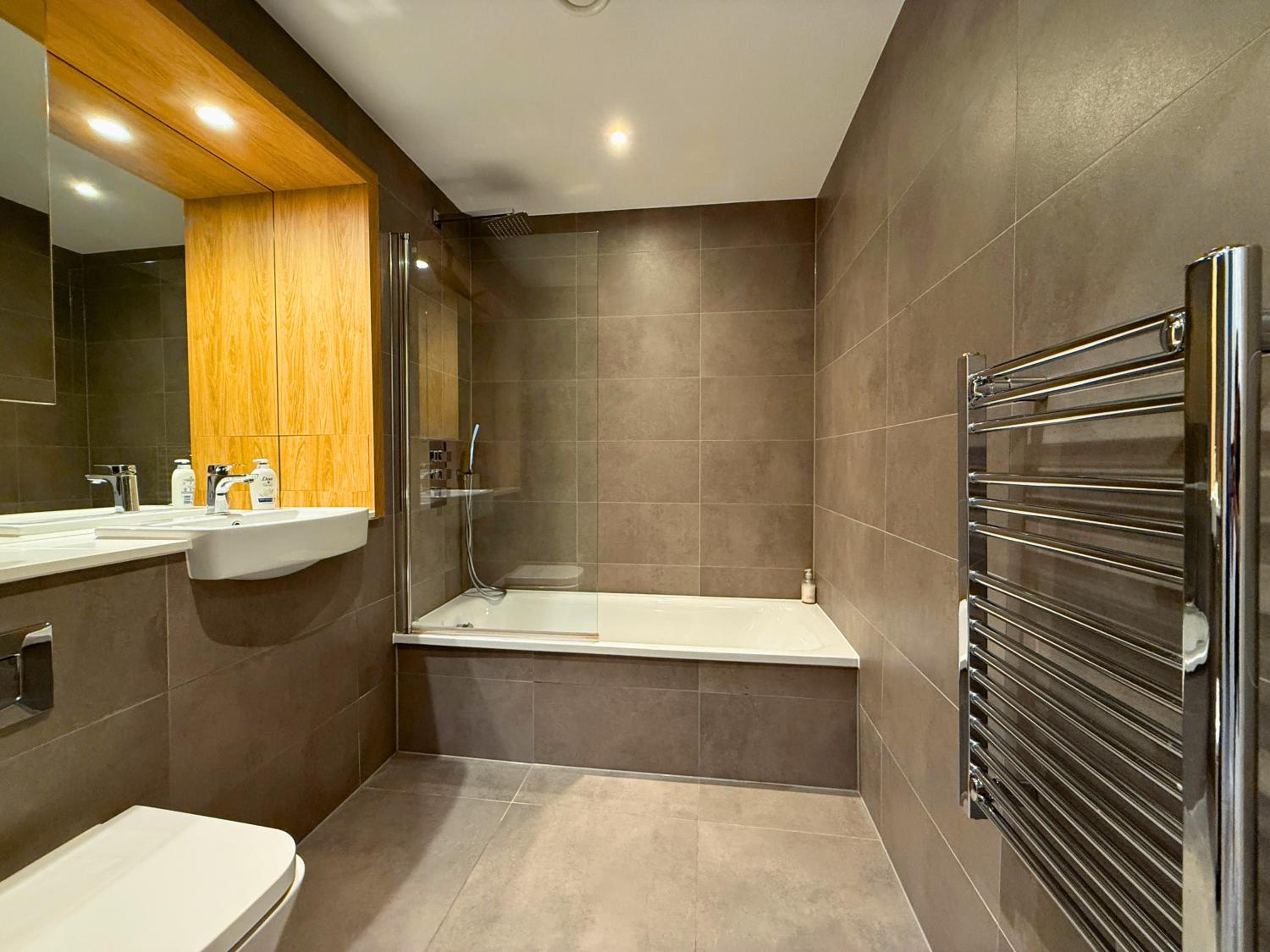 1600ft 2Bed 3Bath near Battersea Power Station, Private Gated & AC, 1000MB Fast Internet speed