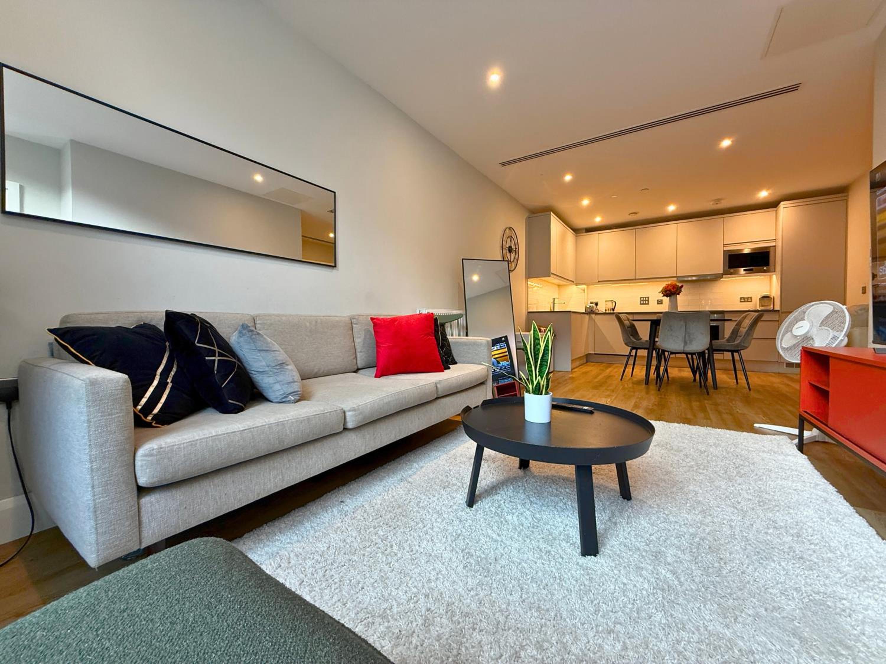 1600ft 2Bed 3Bath near Battersea Power Station, Private Gated & AC, 1000MB Fast Internet speed