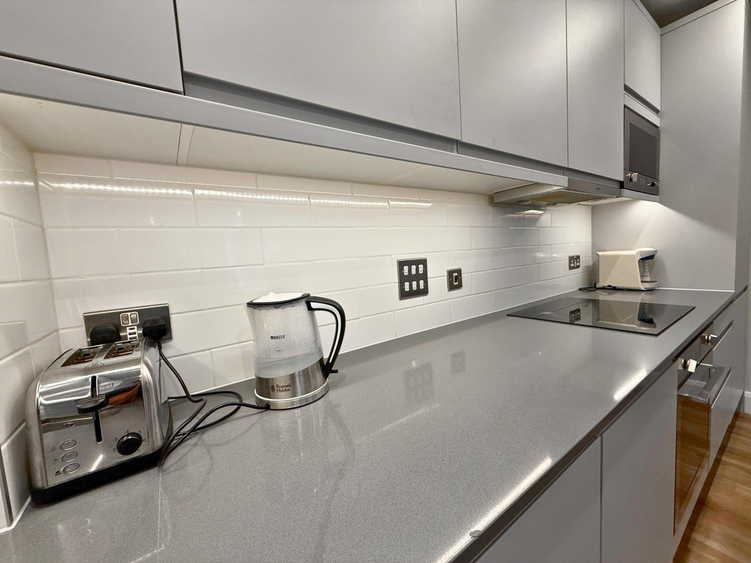 1600ft 2Bed 3Bath near Battersea Power Station, Private Gated & AC, 1000MB Fast Internet speed