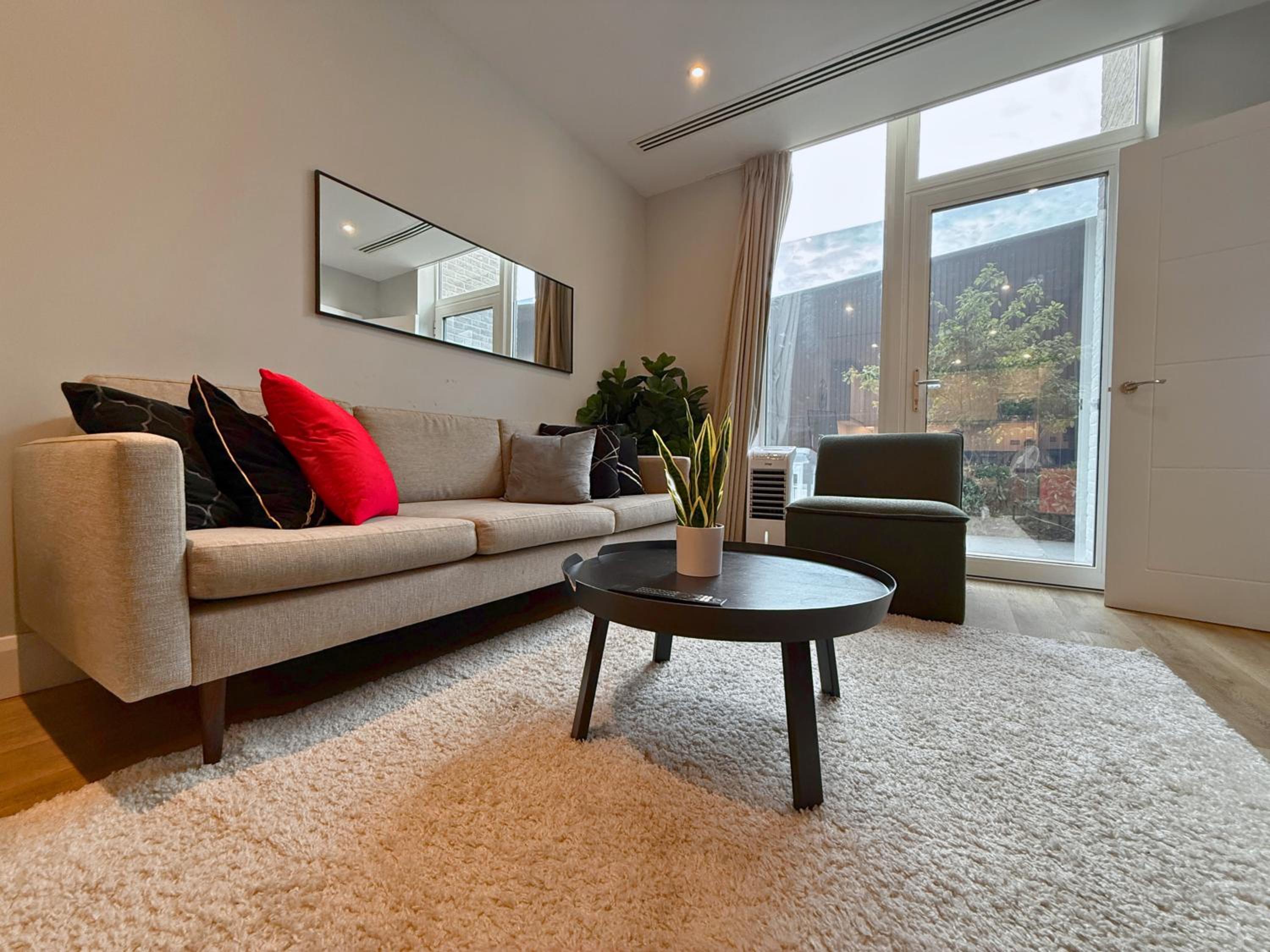 1600ft 2Bed 3Bath near Battersea Power Station, Private Gated & AC, 1000MB Fast Internet speed