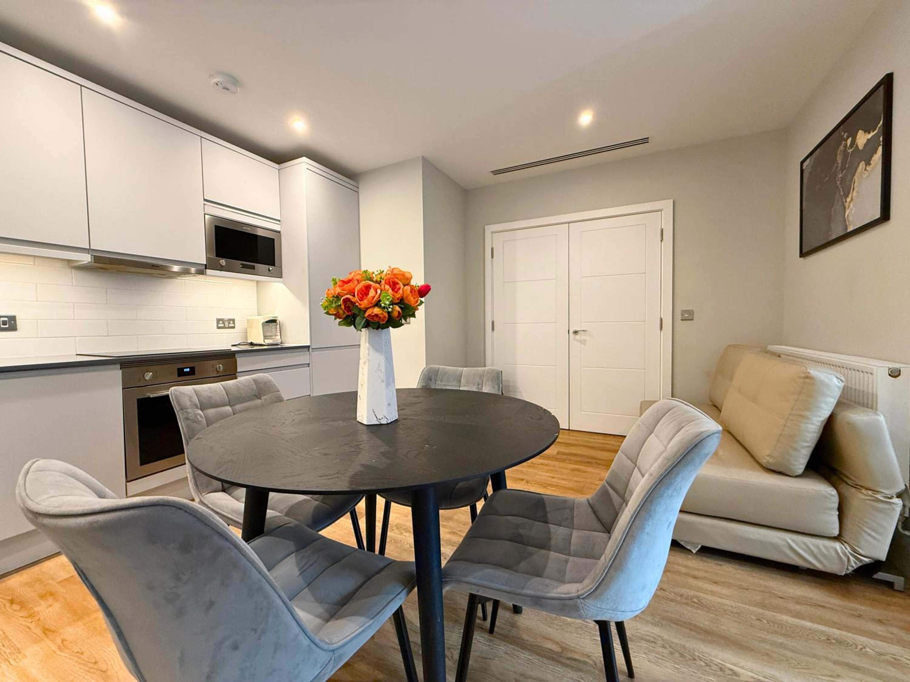 1600ft 2Bed 3Bath near Battersea Power Station, Private Gated & AC, 1000MB Fast Internet speed