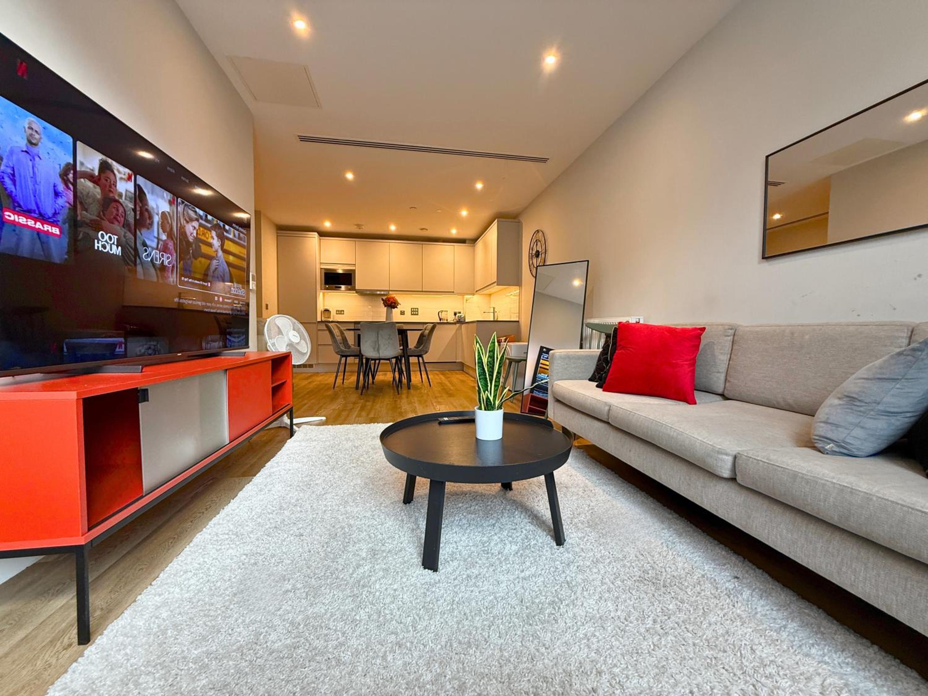 1600ft 2Bed 3Bath near Battersea Power Station, Private Gated & AC, 1000MB Fast Internet speed