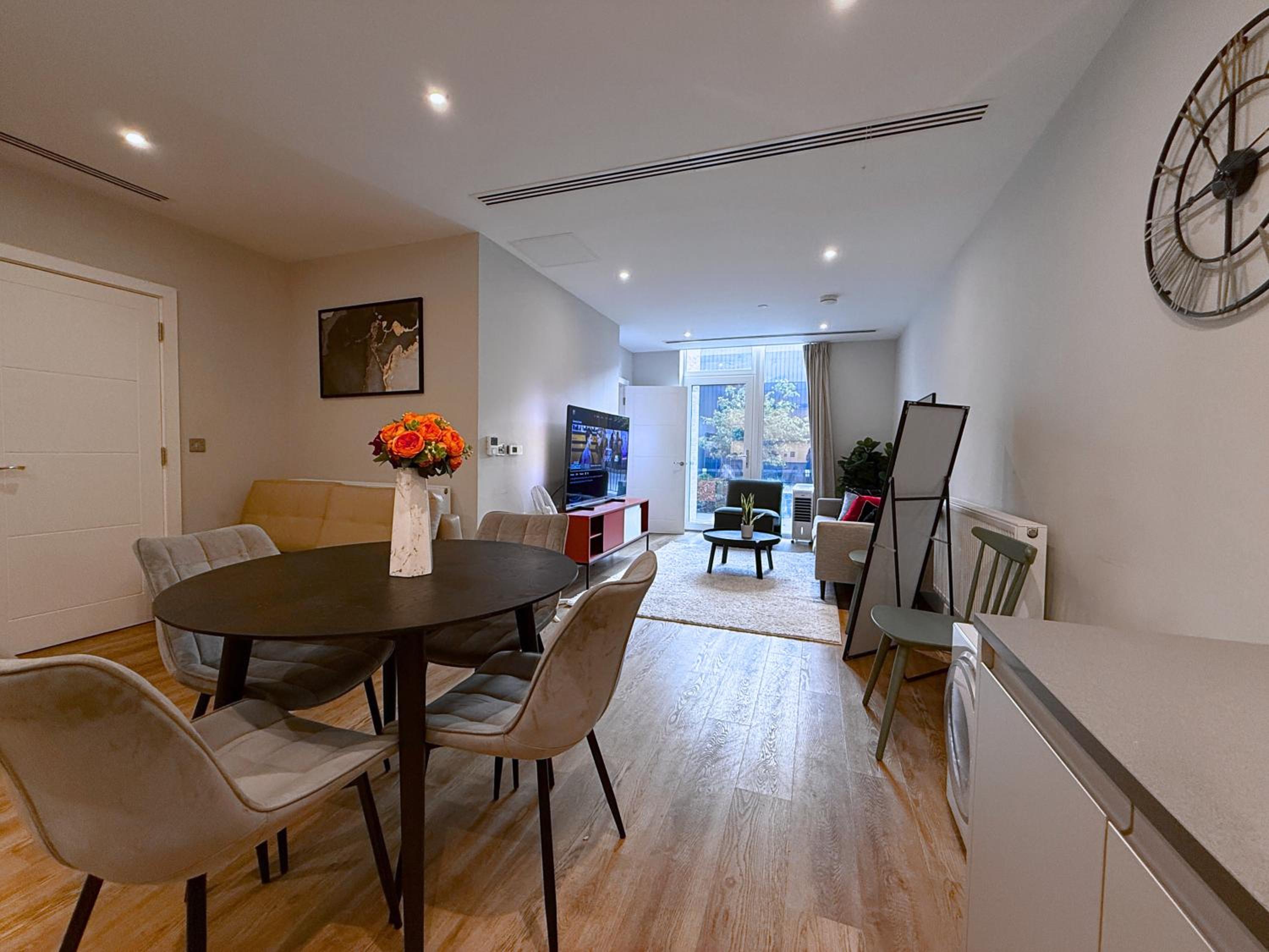 1600ft 2Bed 3Bath near Battersea Power Station, Private Gated & AC, 1000MB Fast Internet speed