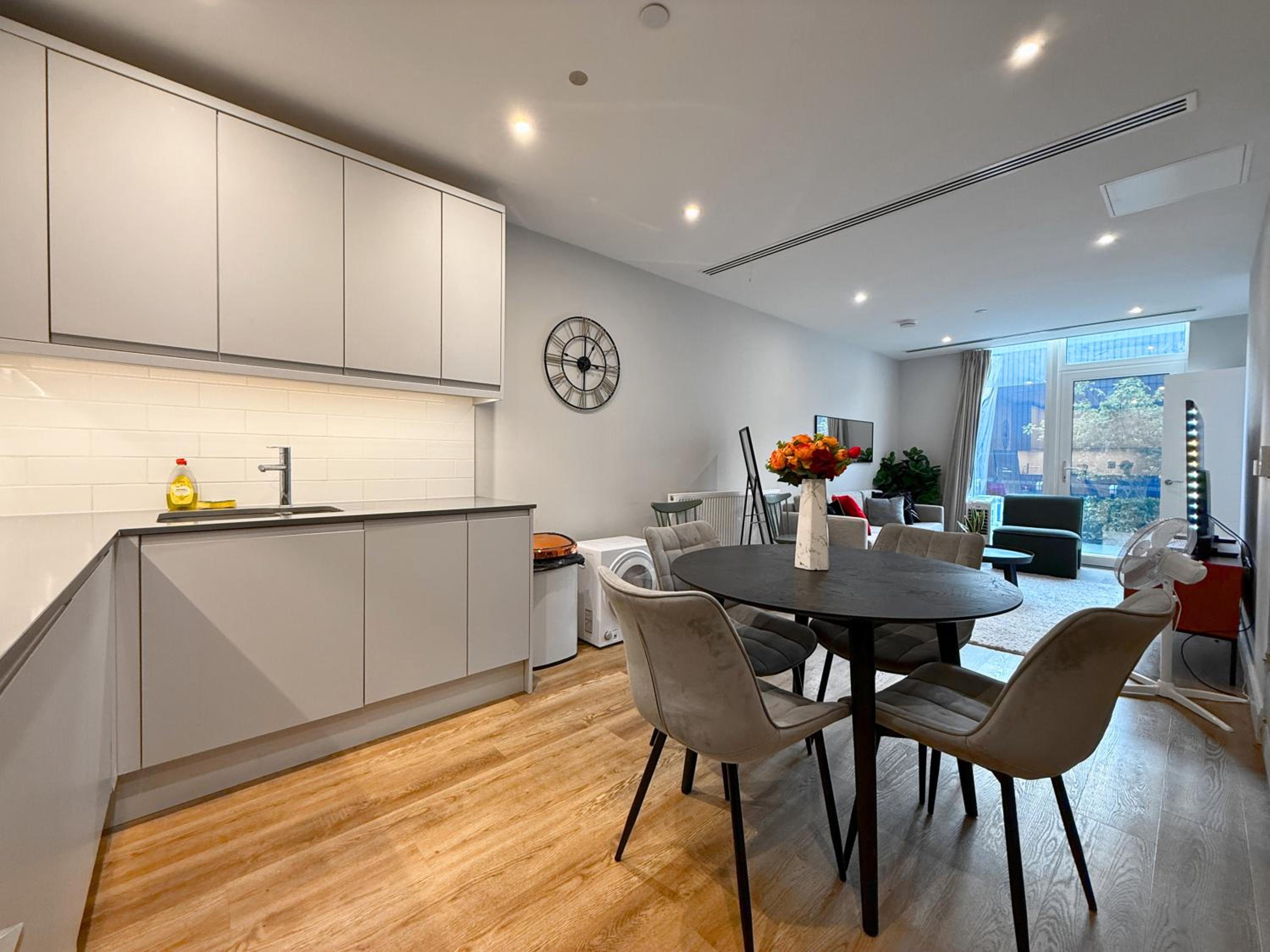 1600ft 2Bed 3Bath near Battersea Power Station, Private Gated & AC, 1000MB Fast Internet speed