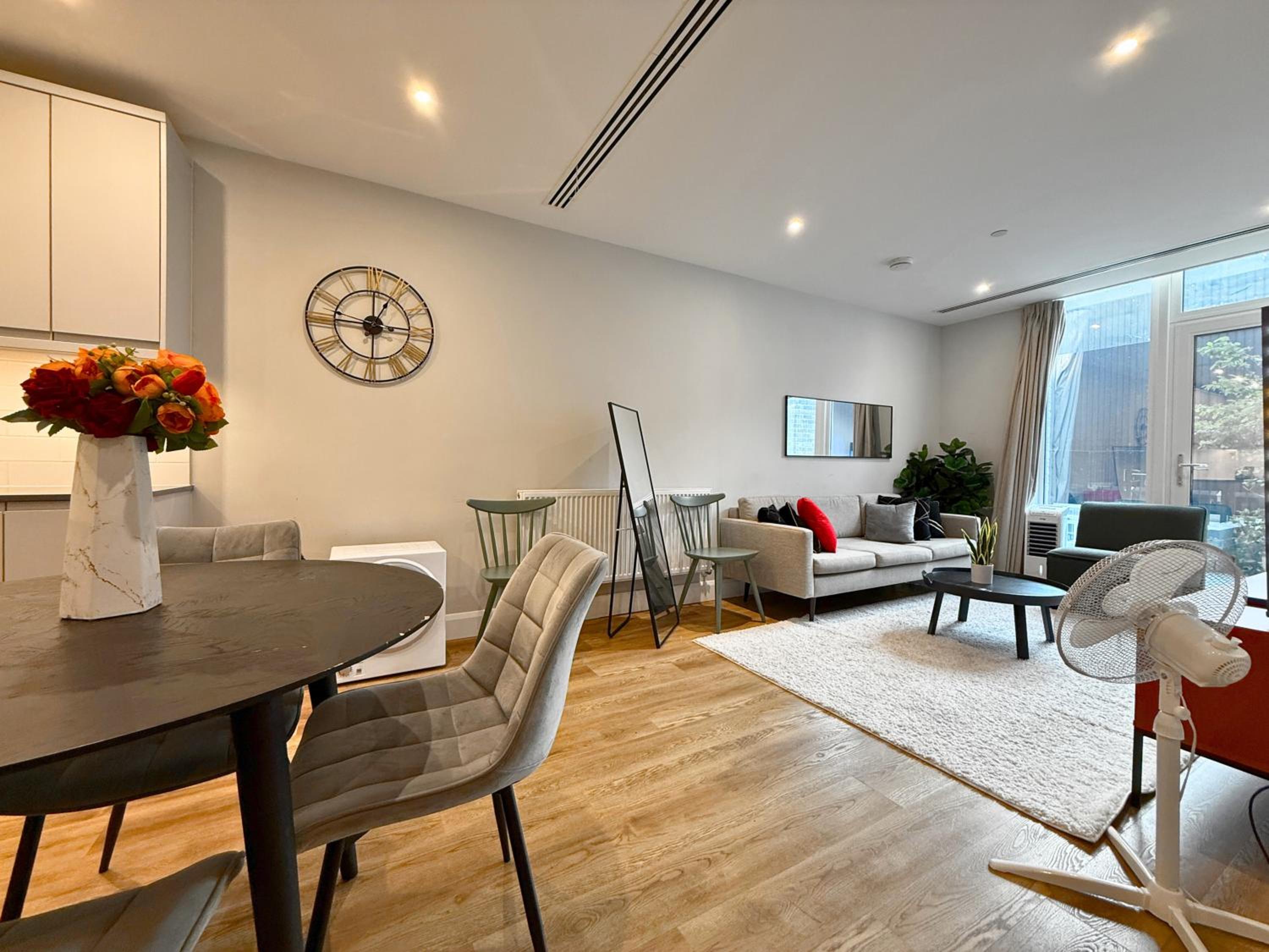 1600ft 2Bed 3Bath near Battersea Power Station, Private Gated & AC, 1000MB Fast Internet speed