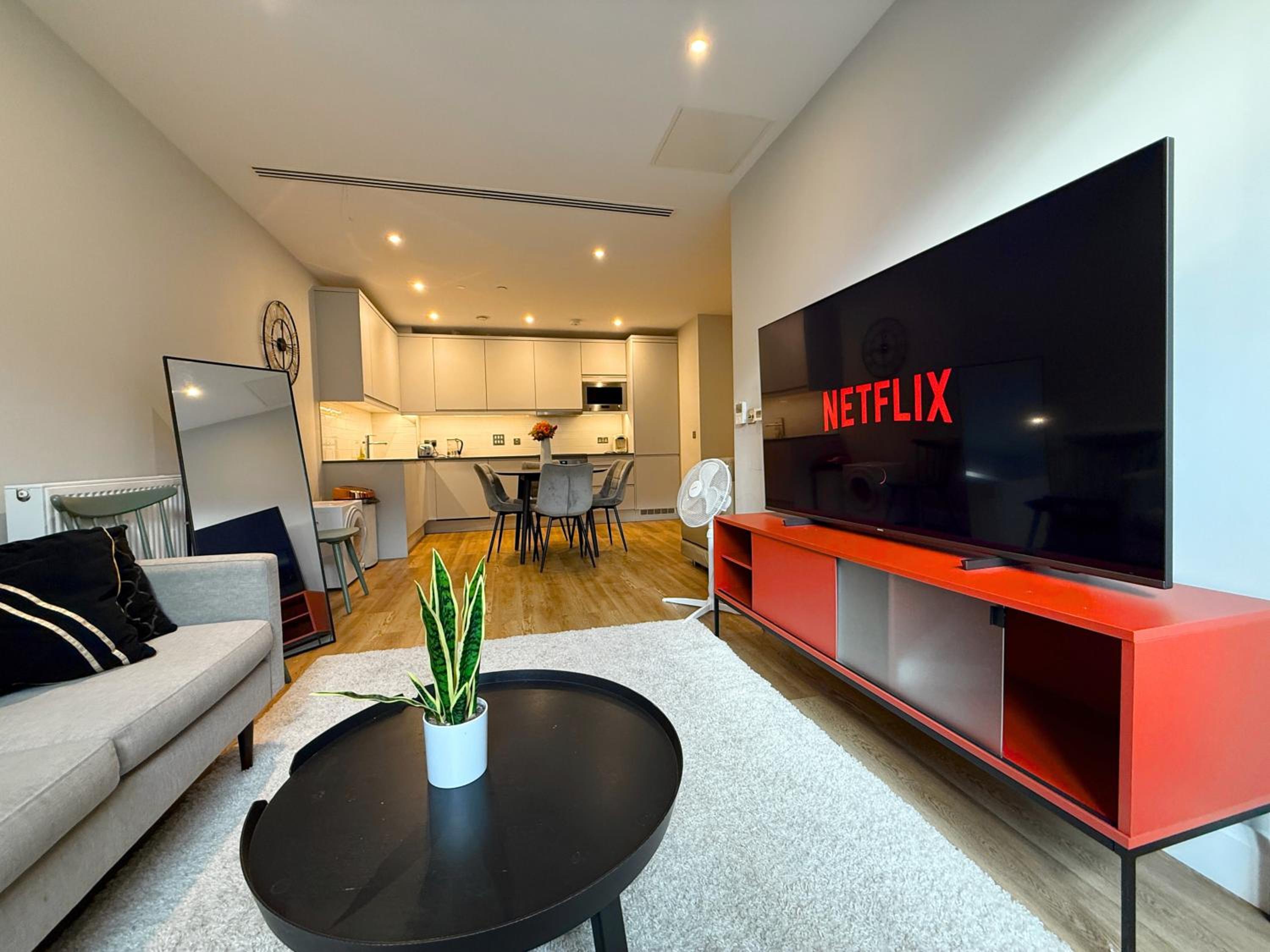 1600ft 2Bed 3Bath near Battersea Power Station, Private Gated & AC, 1000MB Fast Internet speed