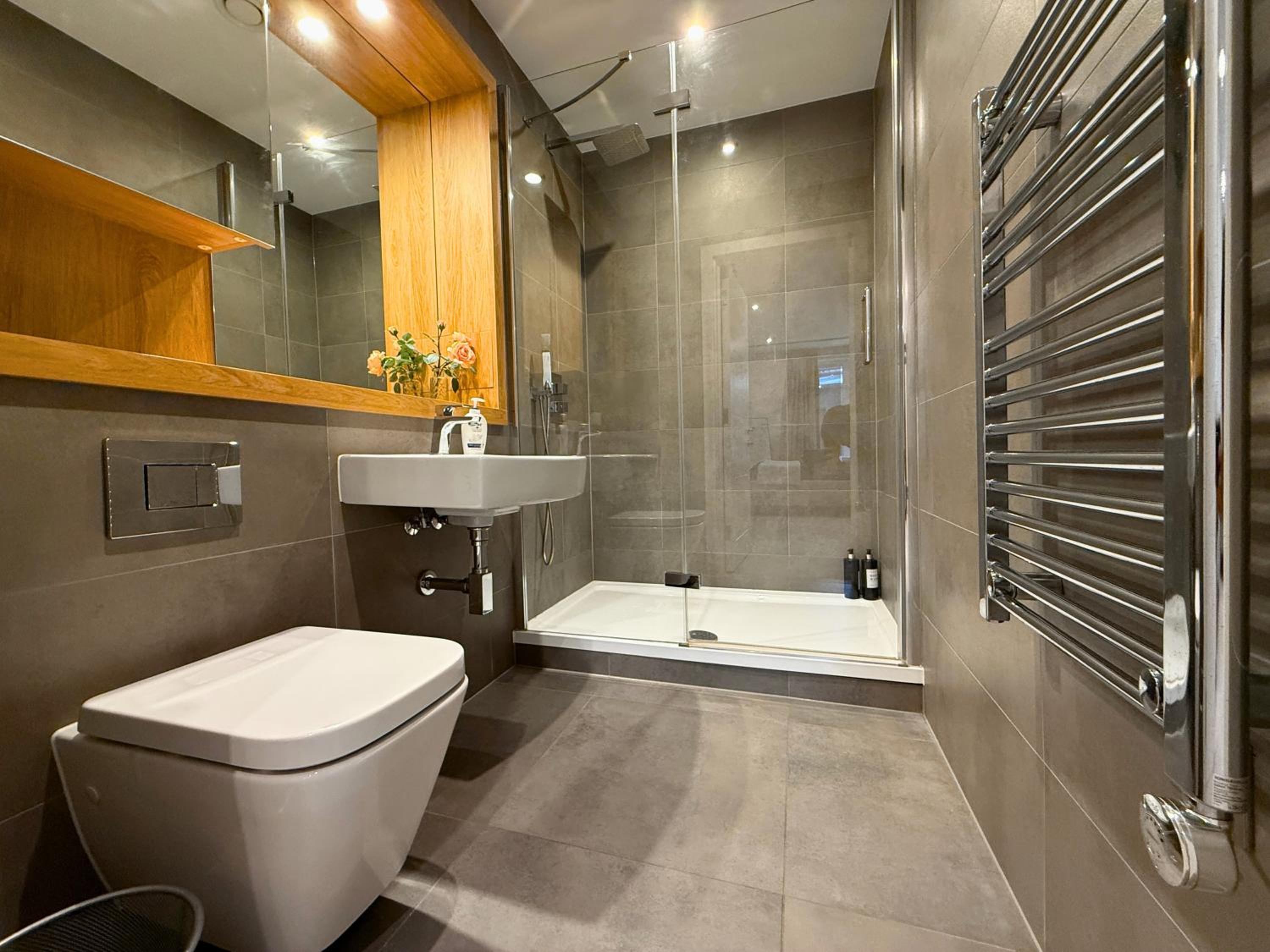 1600ft 2Bed 3Bath near Battersea Power Station, Private Gated & AC, 1000MB Fast Internet speed