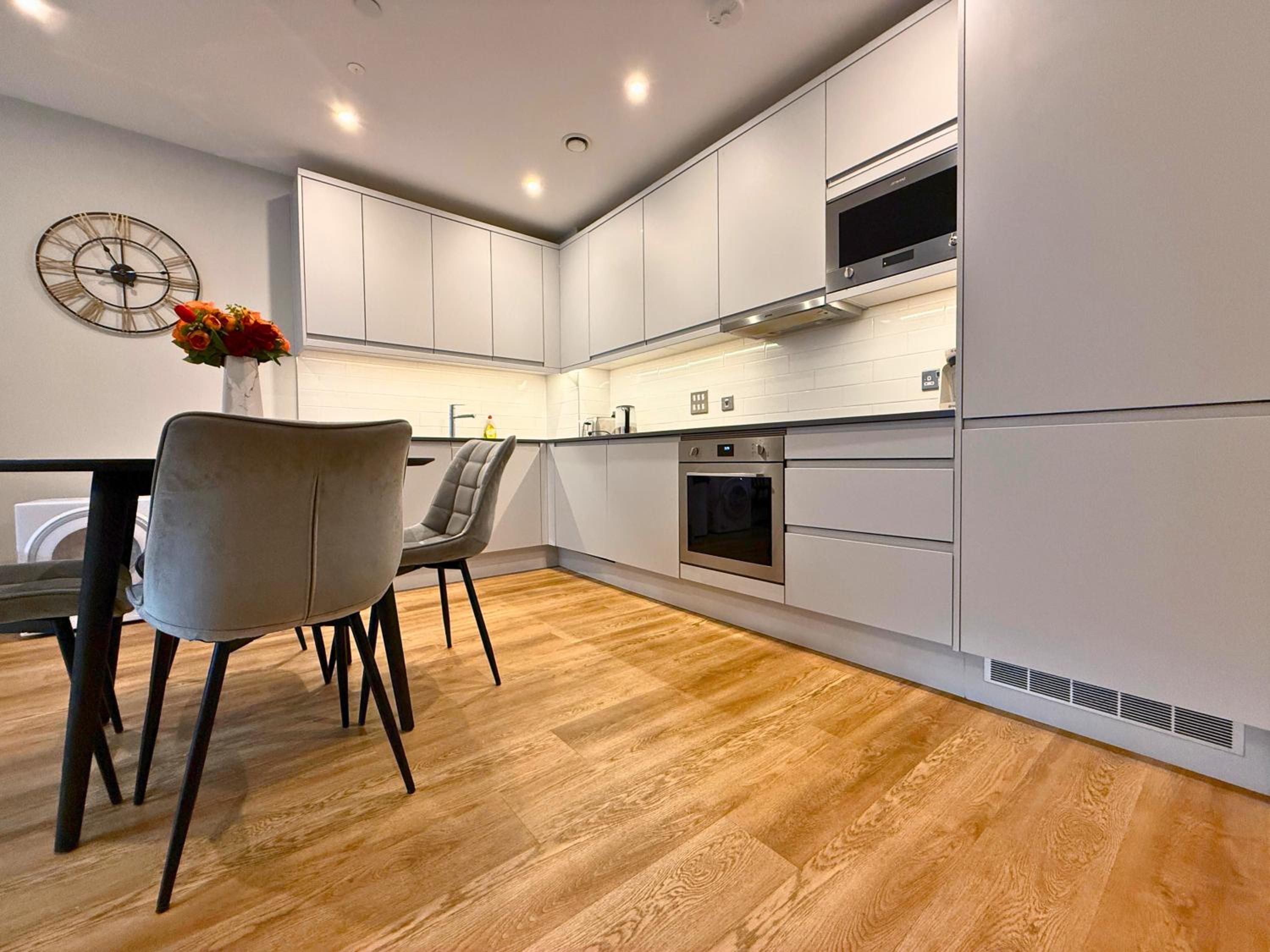 1600ft 2Bed 3Bath near Battersea Power Station, Private Gated & AC, 1000MB Fast Internet speed